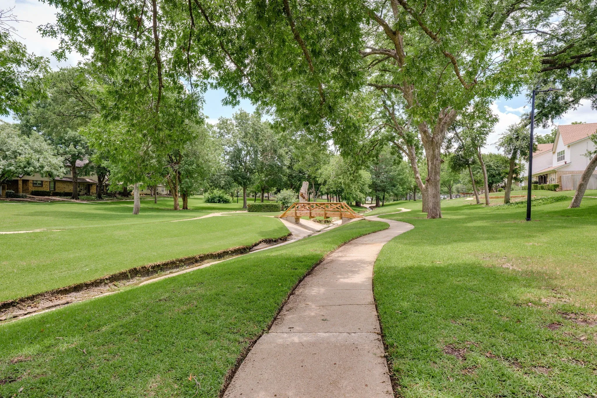 Townhouse For Sale in Dallas County , 4803 Rollingwood Court, Garland, Texas 75043, 2 Bedroom, 3 Bathroom, Garage spaces, 1,564 Sqft, built in 1973, mls#21285802, Real Estate Agent in Garland, Homes For Sale in Dallas county, Homes For Sale in Garland, Realtor in Garland Texas, Real Estate Brokerage Independent Realty Texas, Luminita Cordes Realtor