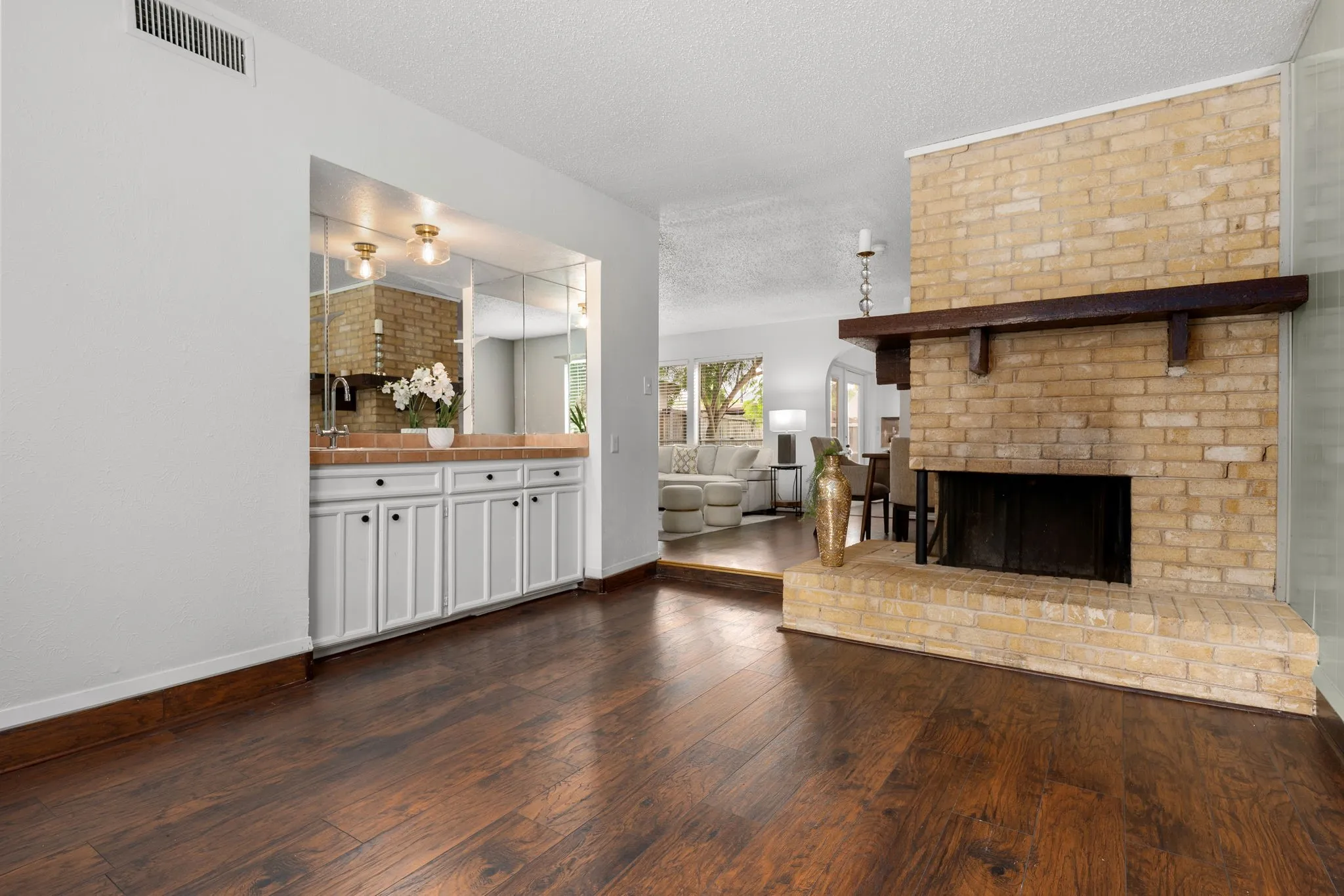 Townhouse For Sale in Dallas County , 4803 Rollingwood Court, Garland, Texas 75043, 2 Bedroom, 3 Bathroom, Garage spaces, 1,564 Sqft, built in 1973, mls#21285802, Real Estate Agent in Garland, Homes For Sale in Dallas county, Homes For Sale in Garland, Realtor in Garland Texas, Real Estate Brokerage Independent Realty Texas, Luminita Cordes Realtor