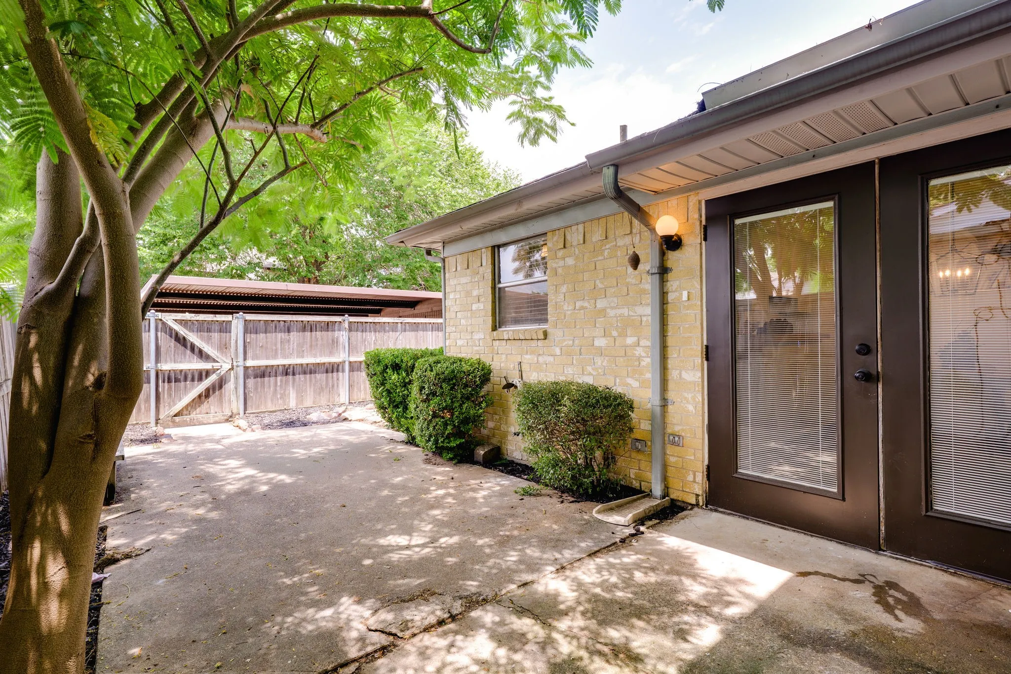 Townhouse For Sale in Dallas County , 4803 Rollingwood Court, Garland, Texas 75043, 2 Bedroom, 3 Bathroom, Garage spaces, 1,564 Sqft, built in 1973, mls#21285802, Real Estate Agent in Garland, Homes For Sale in Dallas county, Homes For Sale in Garland, Realtor in Garland Texas, Real Estate Brokerage Independent Realty Texas, Luminita Cordes Realtor