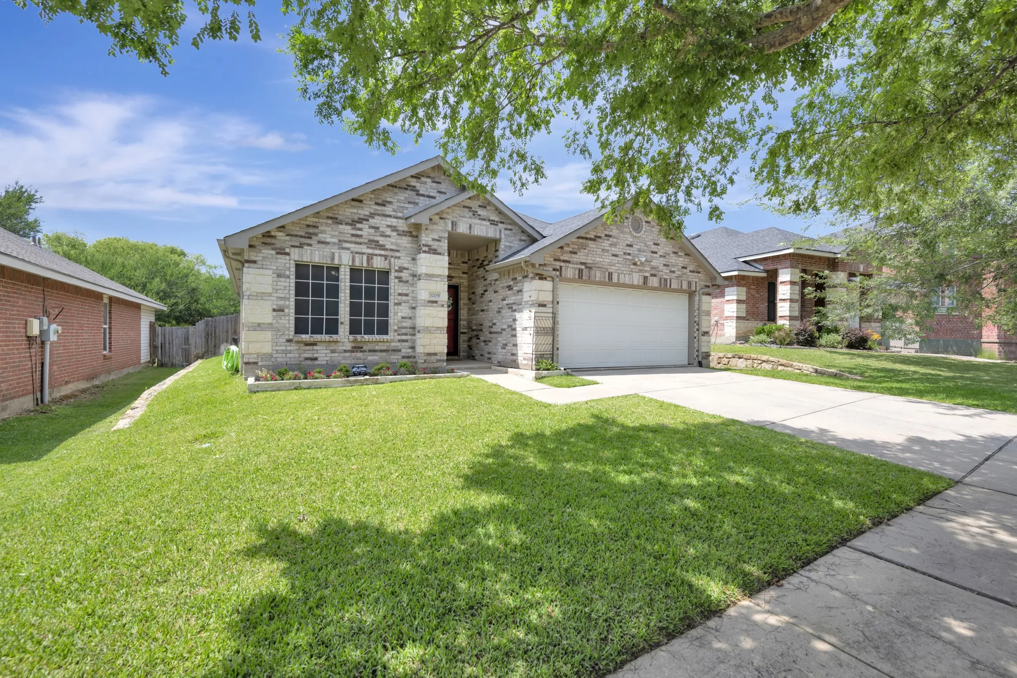 Single Family Residence For Sale in Denton County , 3209 Clydesdale Drive, Denton, Texas 76210, 3 Bedroom, 2 Bathroom, 2 Garage spaces, 1,653 Sqft, built in 2007, mls#21283269, Real Estate Agent in Denton, Homes For Sale in Denton county, Homes For Sale in Denton, Realtor in Denton Texas, Real Estate Brokerage Independent Realty Texas, Luminita Cordes Realtor