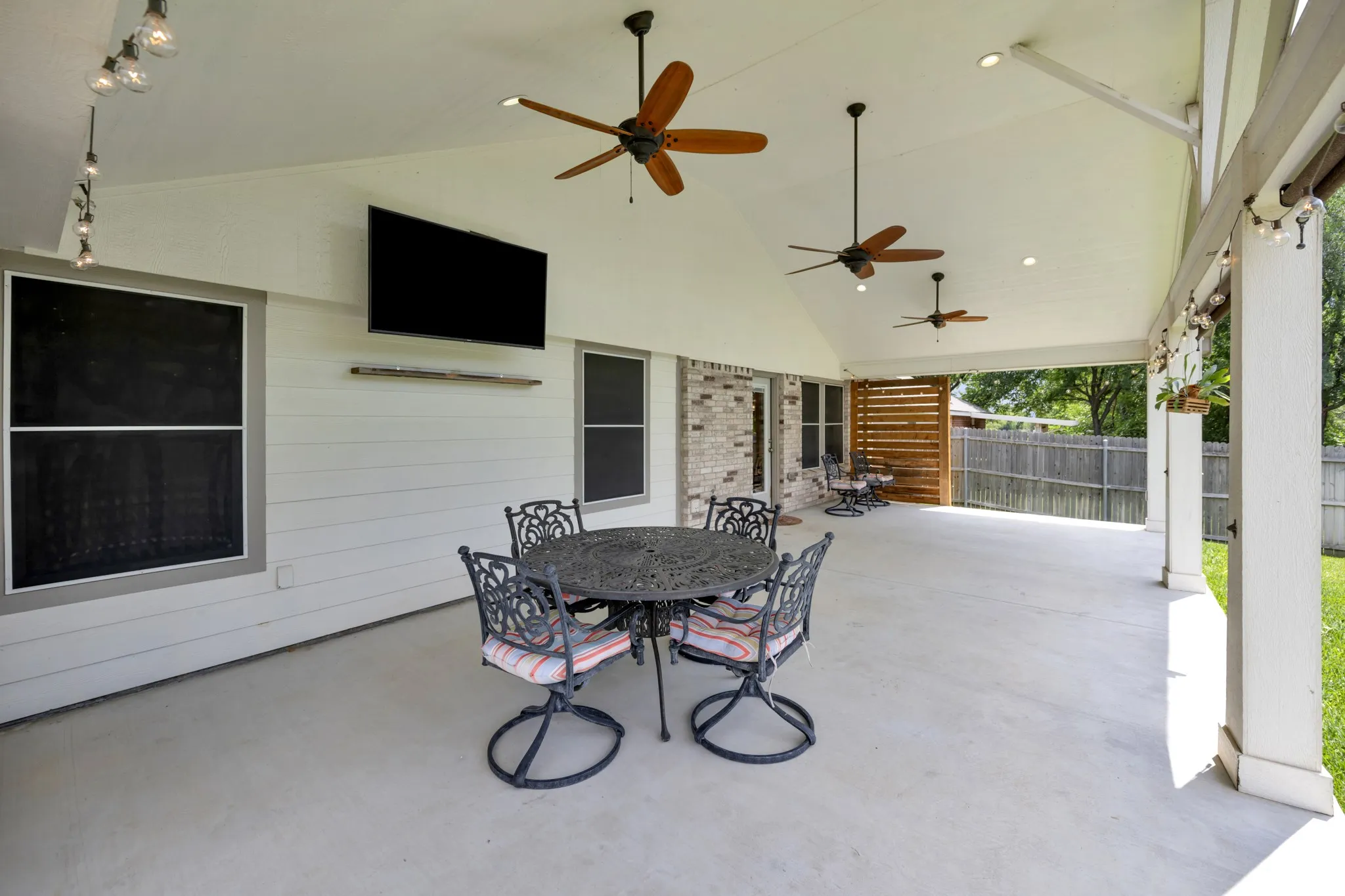 Single Family Residence For Sale in Denton County , 3209 Clydesdale Drive, Denton, Texas 76210, 3 Bedroom, 2 Bathroom, 2 Garage spaces, 1,653 Sqft, built in 2007, mls#21283269, Real Estate Agent in Denton, Homes For Sale in Denton county, Homes For Sale in Denton, Realtor in Denton Texas, Real Estate Brokerage Independent Realty Texas, Luminita Cordes Realtor