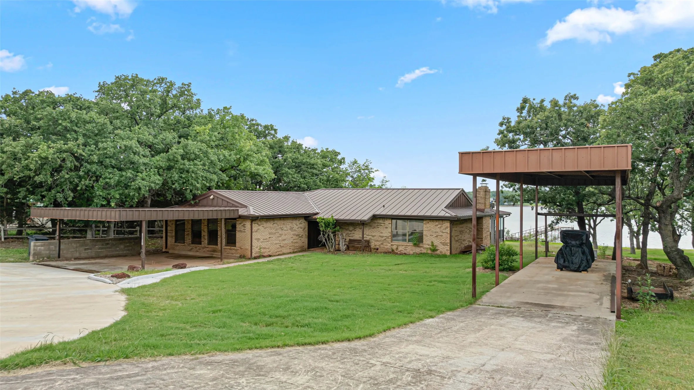 Single Family Residence For Sale in Montague County , 181 Cortez Drive, Nocona, Texas 76255, 3 Bedroom, 2 Bathroom, Garage spaces, 2,741 Sqft, built in 1980, mls#21285754, Real Estate Agent in Nocona, Homes For Sale in Montague county, Homes For Sale in Nocona, Realtor in Nocona Texas, Real Estate Brokerage Independent Realty Texas, Luminita Cordes Realtor