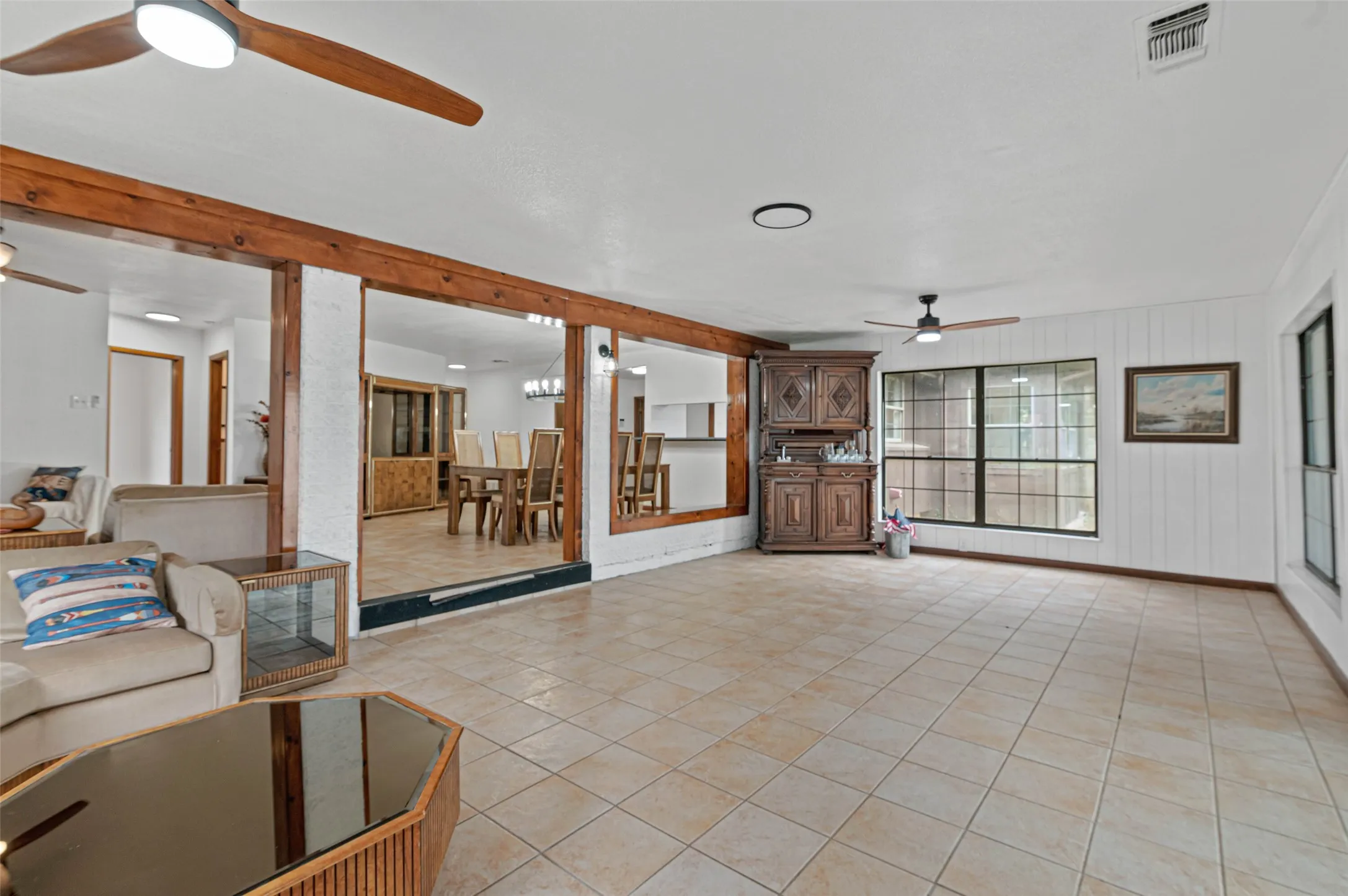 Single Family Residence For Sale in Montague County , 181 Cortez Drive, Nocona, Texas 76255, 3 Bedroom, 2 Bathroom, Garage spaces, 2,741 Sqft, built in 1980, mls#21285754, Real Estate Agent in Nocona, Homes For Sale in Montague county, Homes For Sale in Nocona, Realtor in Nocona Texas, Real Estate Brokerage Independent Realty Texas, Luminita Cordes Realtor