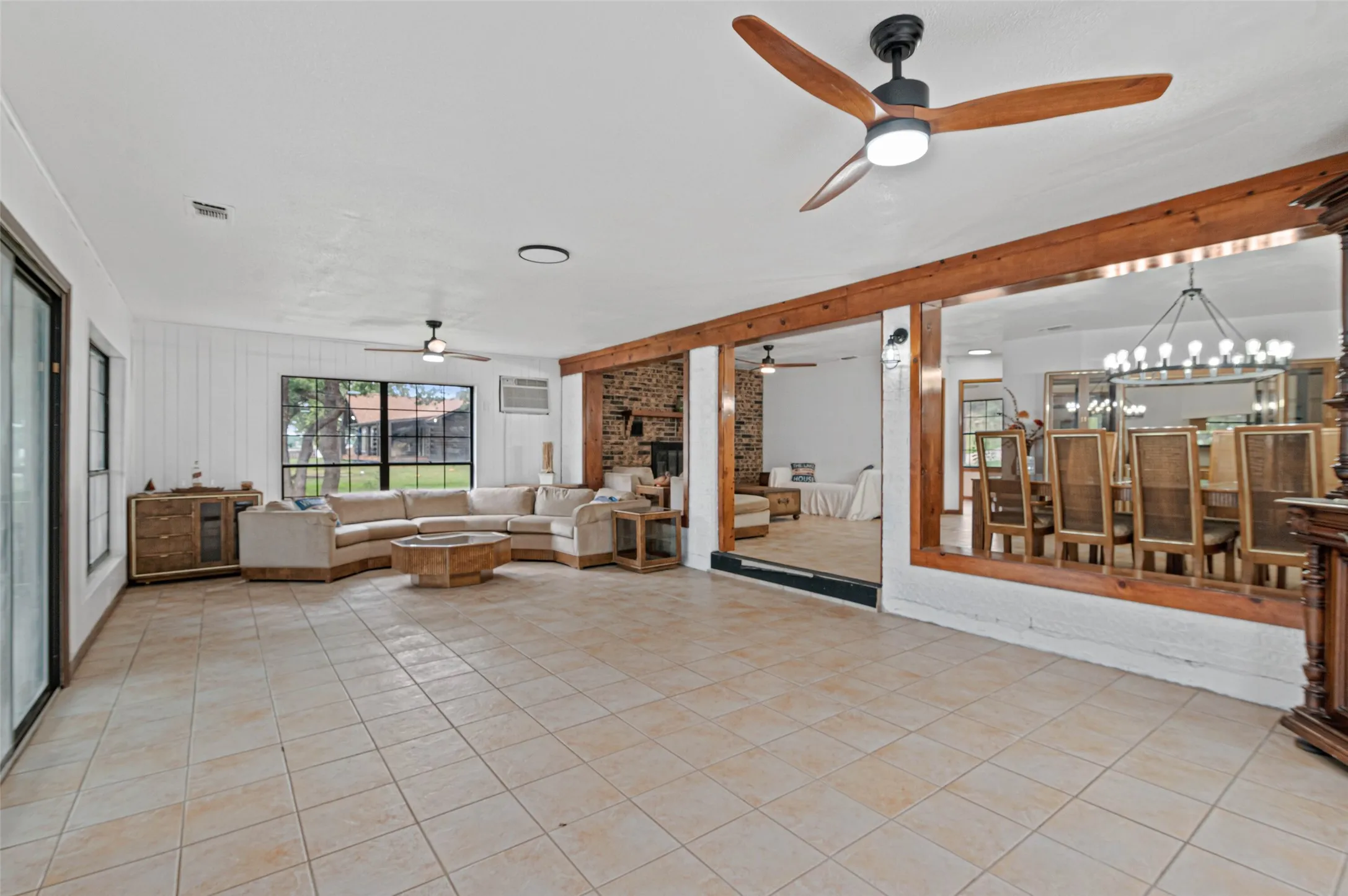 Single Family Residence For Sale in Montague County , 181 Cortez Drive, Nocona, Texas 76255, 3 Bedroom, 2 Bathroom, Garage spaces, 2,741 Sqft, built in 1980, mls#21285754, Real Estate Agent in Nocona, Homes For Sale in Montague county, Homes For Sale in Nocona, Realtor in Nocona Texas, Real Estate Brokerage Independent Realty Texas, Luminita Cordes Realtor