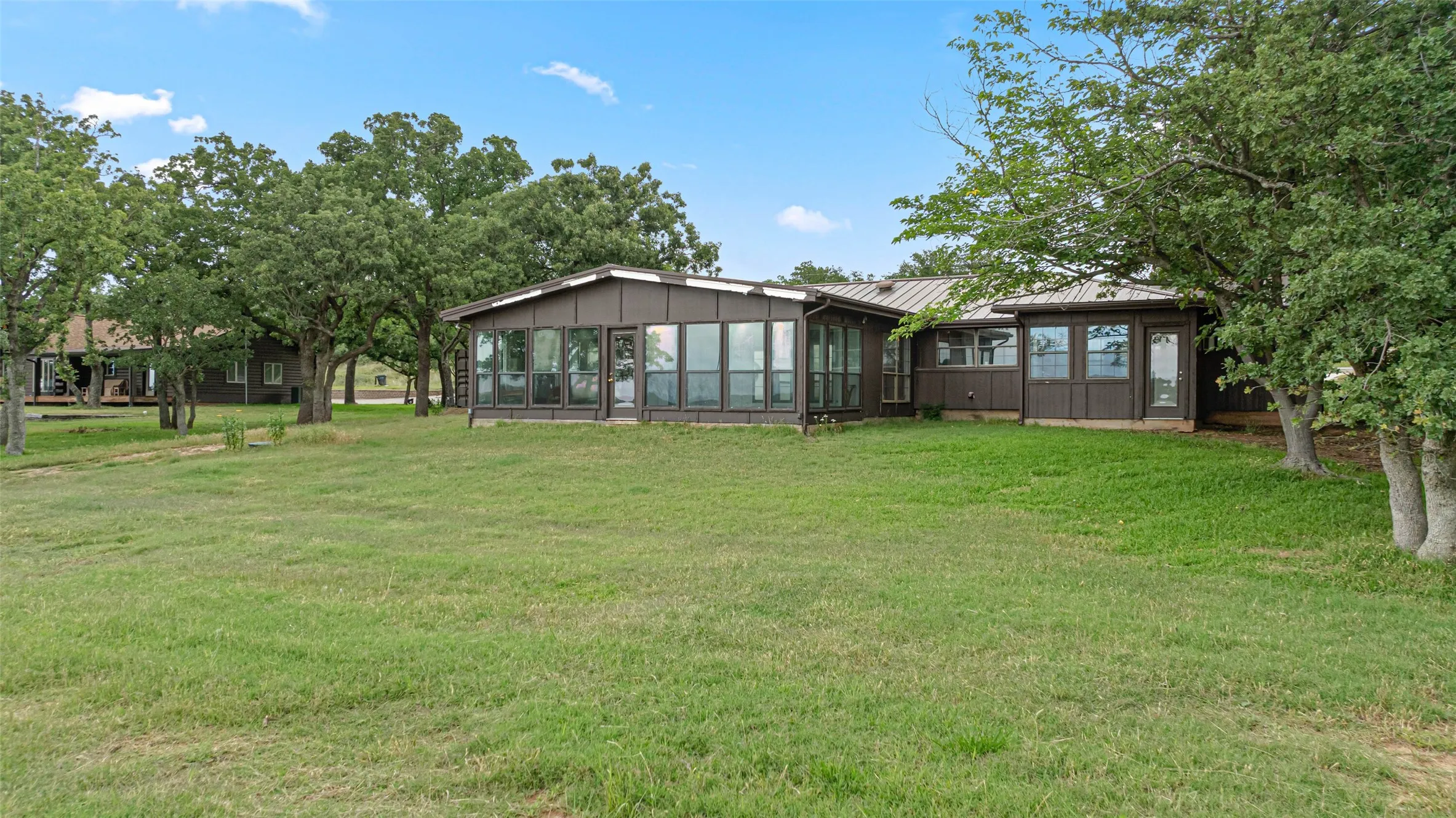 Single Family Residence For Sale in Montague County , 181 Cortez Drive, Nocona, Texas 76255, 3 Bedroom, 2 Bathroom, Garage spaces, 2,741 Sqft, built in 1980, mls#21285754, Real Estate Agent in Nocona, Homes For Sale in Montague county, Homes For Sale in Nocona, Realtor in Nocona Texas, Real Estate Brokerage Independent Realty Texas, Luminita Cordes Realtor