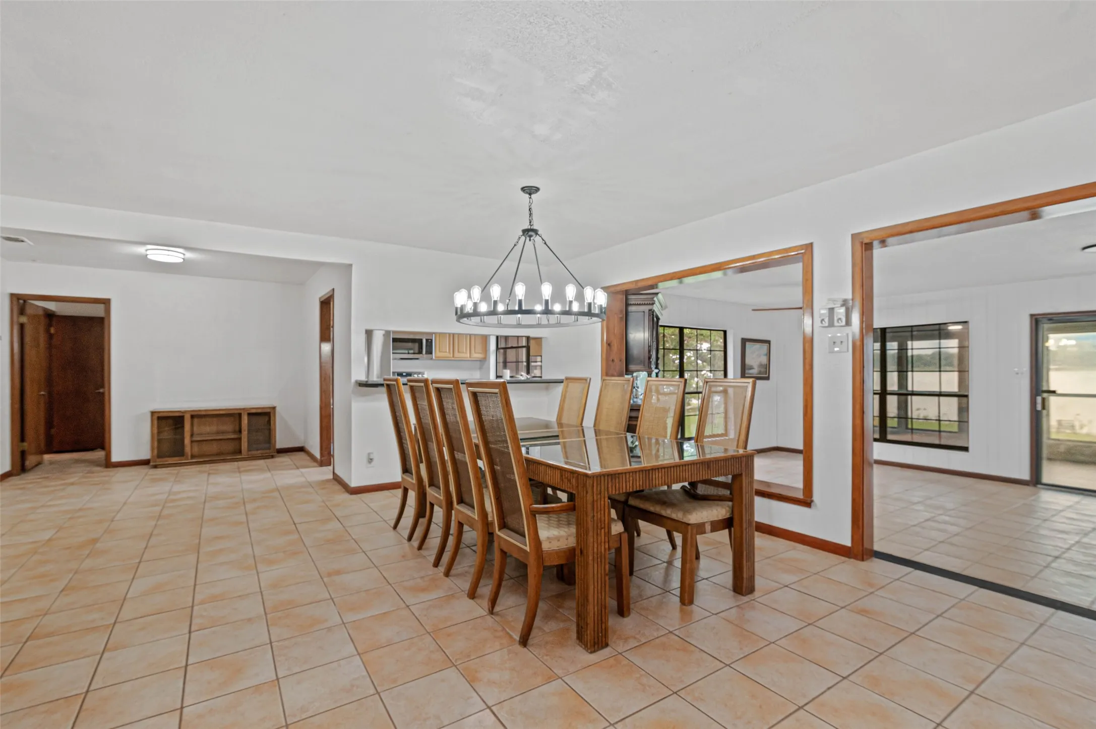Single Family Residence For Sale in Montague County , 181 Cortez Drive, Nocona, Texas 76255, 3 Bedroom, 2 Bathroom, Garage spaces, 2,741 Sqft, built in 1980, mls#21285754, Real Estate Agent in Nocona, Homes For Sale in Montague county, Homes For Sale in Nocona, Realtor in Nocona Texas, Real Estate Brokerage Independent Realty Texas, Luminita Cordes Realtor