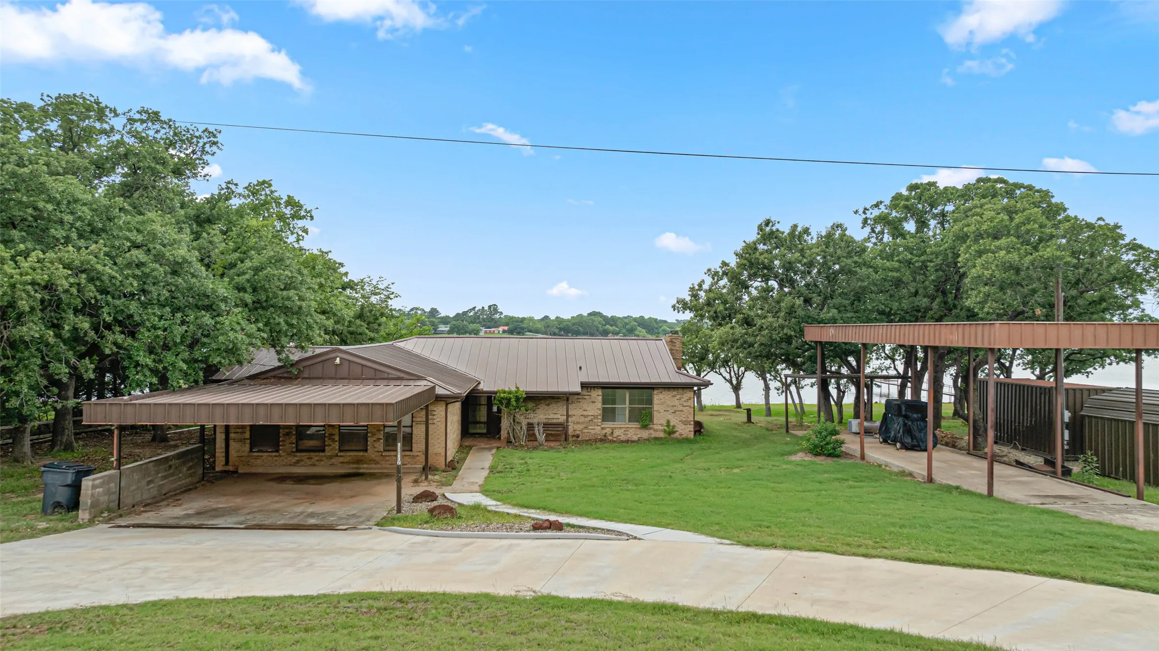 Single Family Residence For Sale in Montague County , 181 Cortez Drive, Nocona, Texas 76255, 3 Bedroom, 2 Bathroom, Garage spaces, 2,741 Sqft, built in 1980, mls#21285754, Real Estate Agent in Nocona, Homes For Sale in Montague county, Homes For Sale in Nocona, Realtor in Nocona Texas, Real Estate Brokerage Independent Realty Texas, Luminita Cordes Realtor