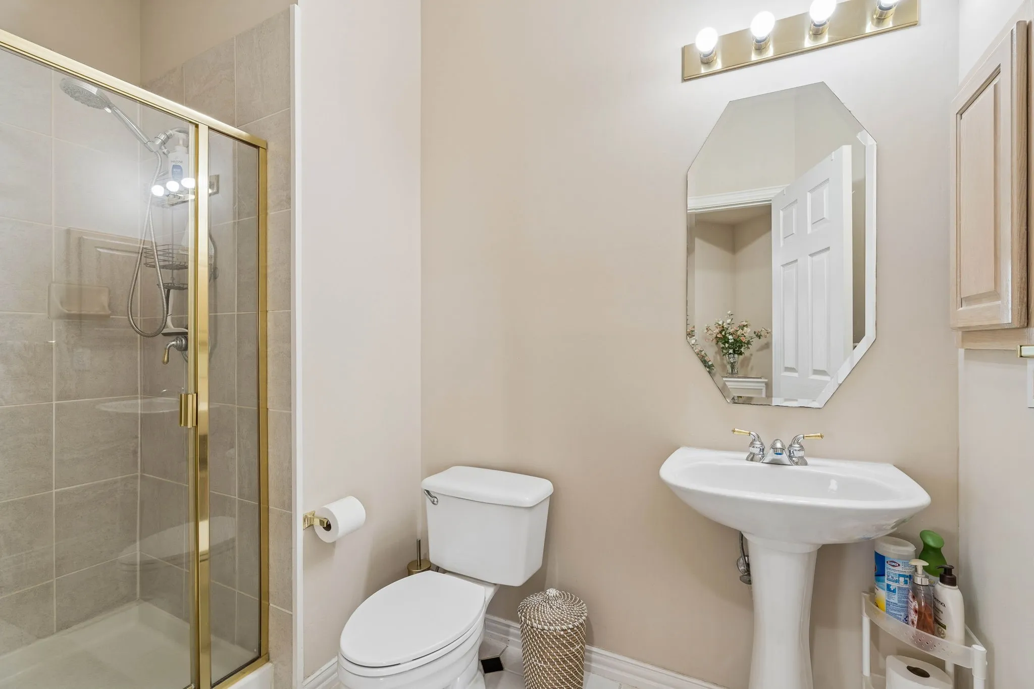 Single Family Residence For Sale in Denton County , 1649 Mcgee Lane, Carrollton, Texas 75010, 5 Bedroom, 4 Bathroom, 3 Garage spaces, 4,128 Sqft, built in 2000, mls#21283020, Real Estate Agent in Carrollton, Homes For Sale in Denton county, Homes For Sale in Carrollton, Realtor in Carrollton Texas, Real Estate Brokerage Independent Realty Texas, Luminita Cordes Realtor