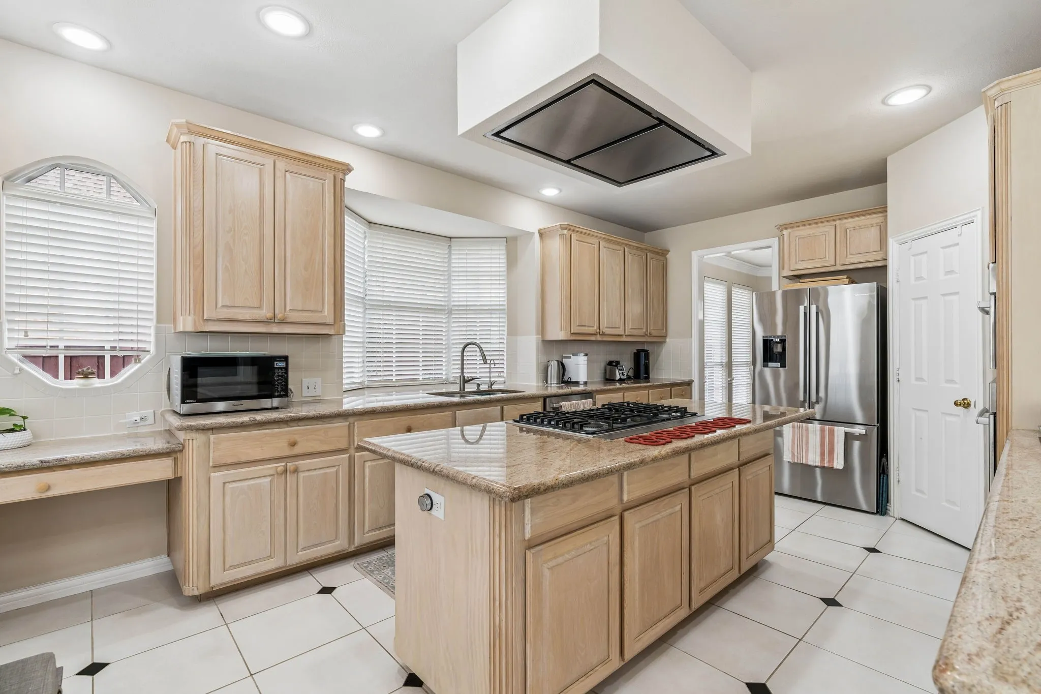 Single Family Residence For Sale in Denton County , 1649 Mcgee Lane, Carrollton, Texas 75010, 5 Bedroom, 4 Bathroom, 3 Garage spaces, 4,128 Sqft, built in 2000, mls#21283020, Real Estate Agent in Carrollton, Homes For Sale in Denton county, Homes For Sale in Carrollton, Realtor in Carrollton Texas, Real Estate Brokerage Independent Realty Texas, Luminita Cordes Realtor