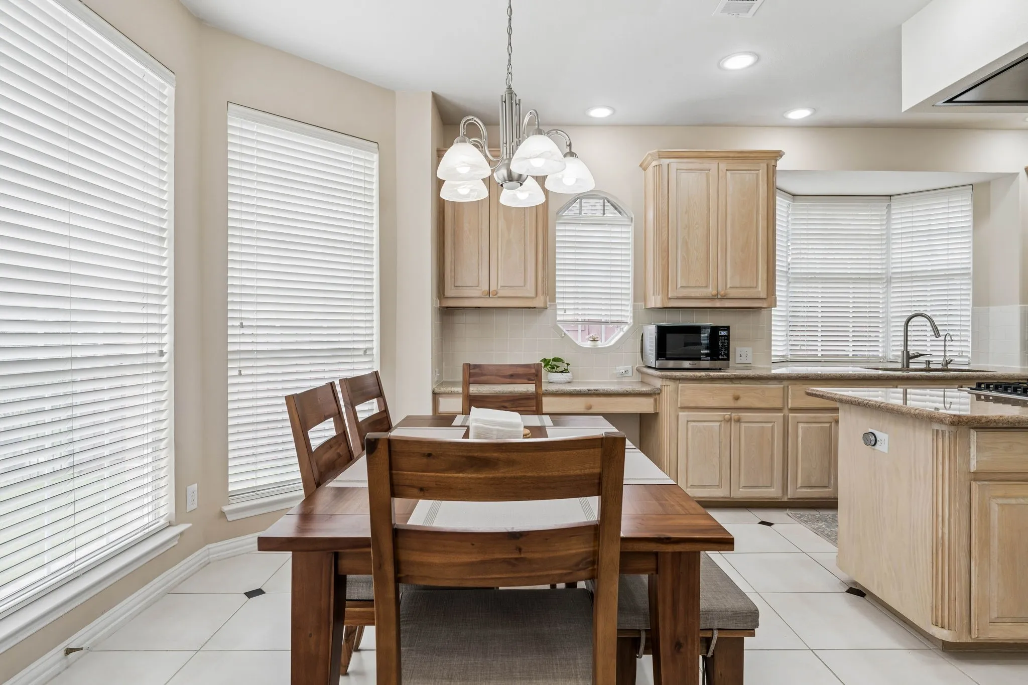 Single Family Residence For Sale in Denton County , 1649 Mcgee Lane, Carrollton, Texas 75010, 5 Bedroom, 4 Bathroom, 3 Garage spaces, 4,128 Sqft, built in 2000, mls#21283020, Real Estate Agent in Carrollton, Homes For Sale in Denton county, Homes For Sale in Carrollton, Realtor in Carrollton Texas, Real Estate Brokerage Independent Realty Texas, Luminita Cordes Realtor