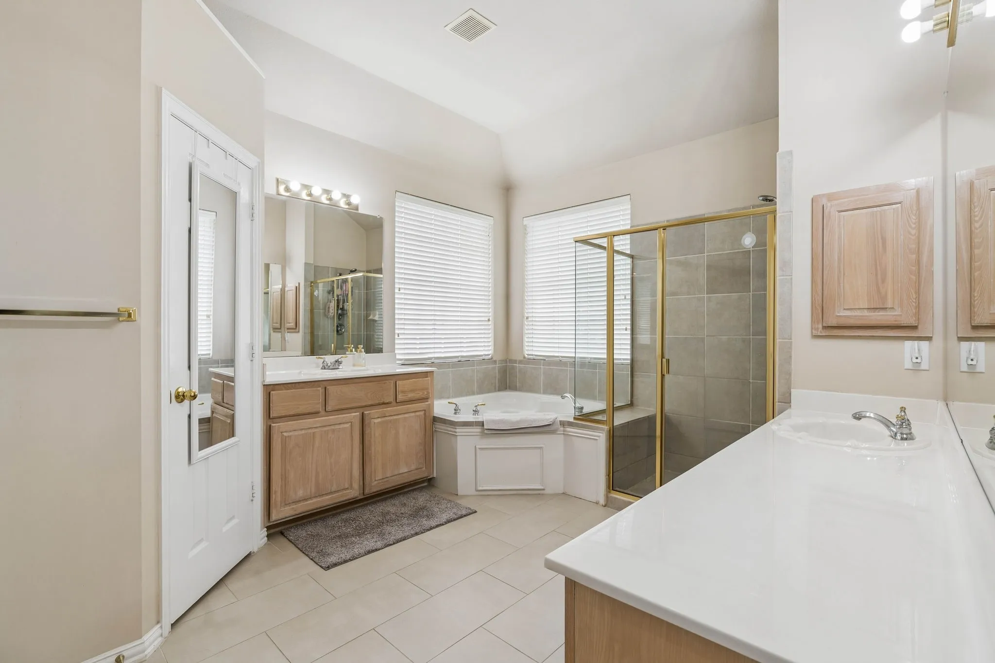 Single Family Residence For Sale in Denton County , 1649 Mcgee Lane, Carrollton, Texas 75010, 5 Bedroom, 4 Bathroom, 3 Garage spaces, 4,128 Sqft, built in 2000, mls#21283020, Real Estate Agent in Carrollton, Homes For Sale in Denton county, Homes For Sale in Carrollton, Realtor in Carrollton Texas, Real Estate Brokerage Independent Realty Texas, Luminita Cordes Realtor