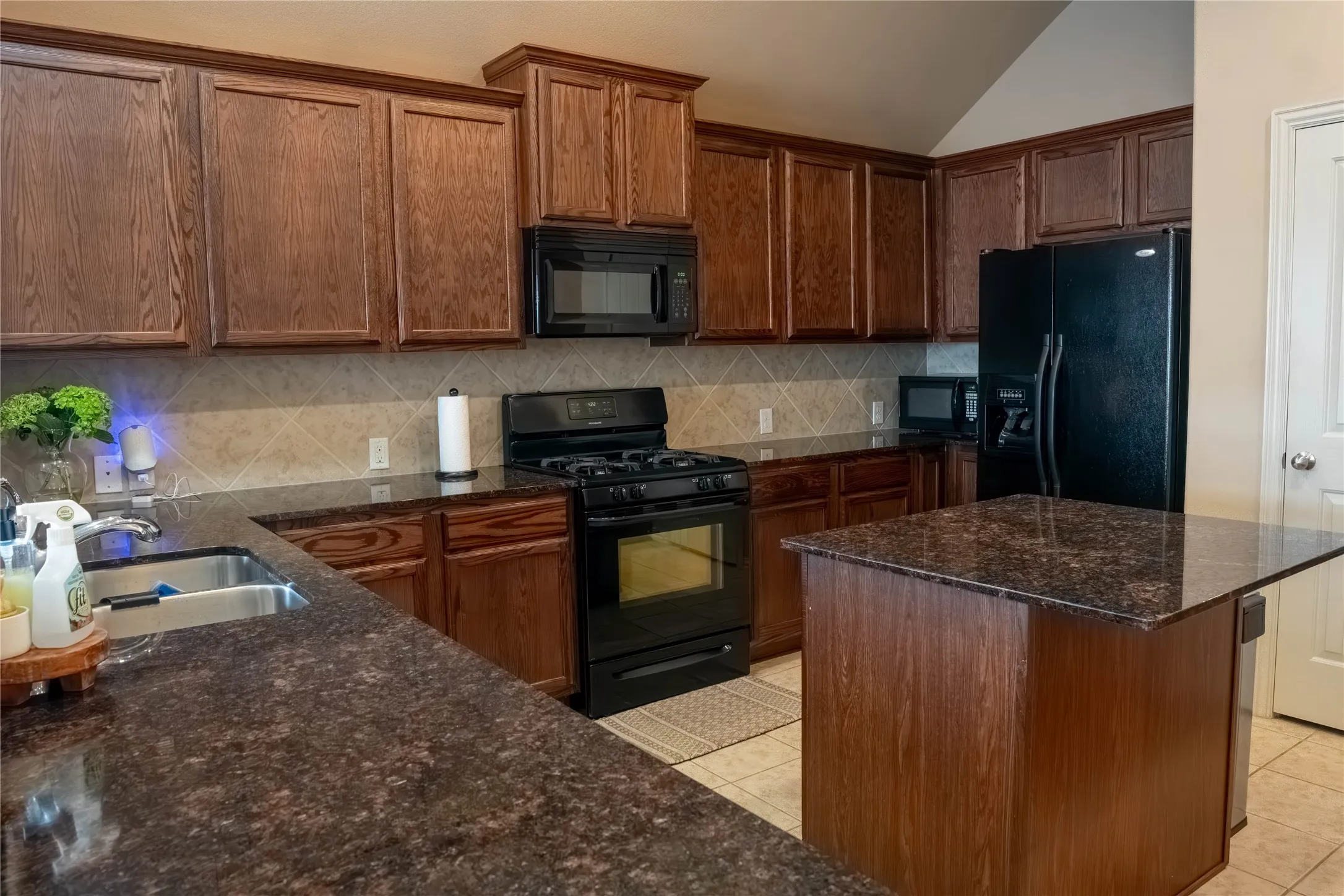 Single Family Residence For Sale in Tarrant County , 6956 Alcala, Grand Prairie, Texas 75054, 3 Bedrooms, 2 Bathrooms, 2 Garage spaces, 2,035 Sqft, built in 2012, Price $380,000, mls#21285830, Real Estate Agent in Grand Prairie, Homes For Sale in Tarrant county, Homes For Sale in Grand Prairie, Realtor in Grand Prairie Texas, Real Estate Brokerage Independent Realty Texas, Luminita Cordes Realtor