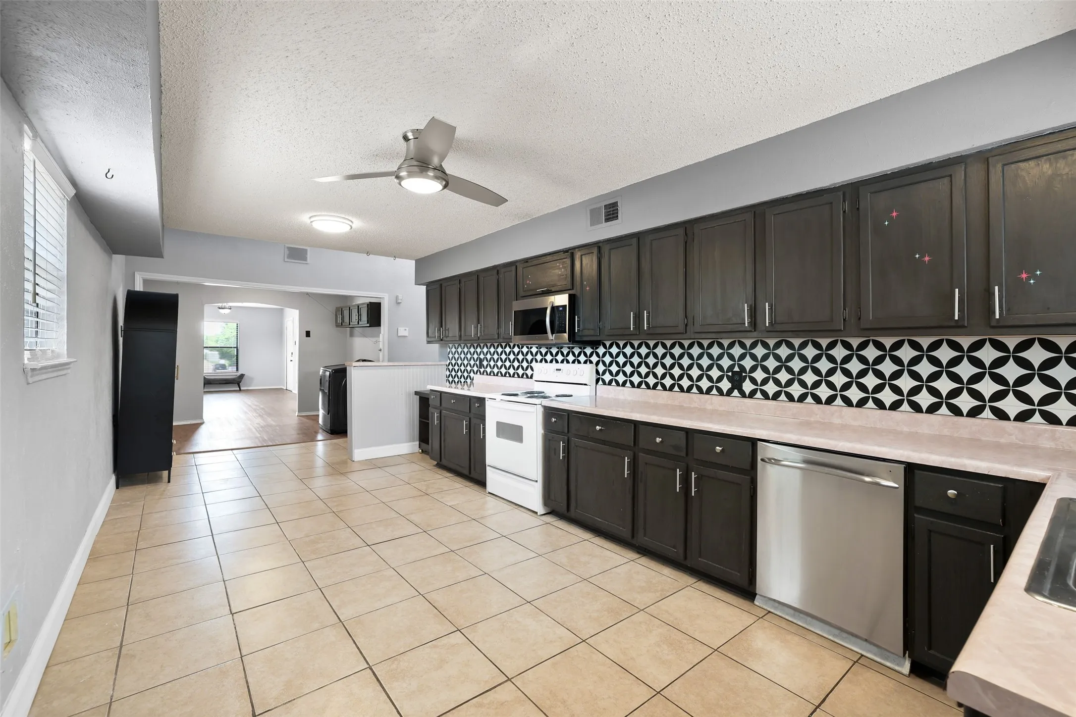 Single Family Residence For Sale in Dallas County , 204 E Avenue D, Garland, Texas 75040, 2 Bedroom, 3 Bathroom, Garage spaces, 2,184 Sqft, built in 1950, mls#21283908, Real Estate Agent in Garland, Homes For Sale in Dallas county, Homes For Sale in Garland, Realtor in Garland Texas, Real Estate Brokerage Independent Realty Texas, Luminita Cordes Realtor