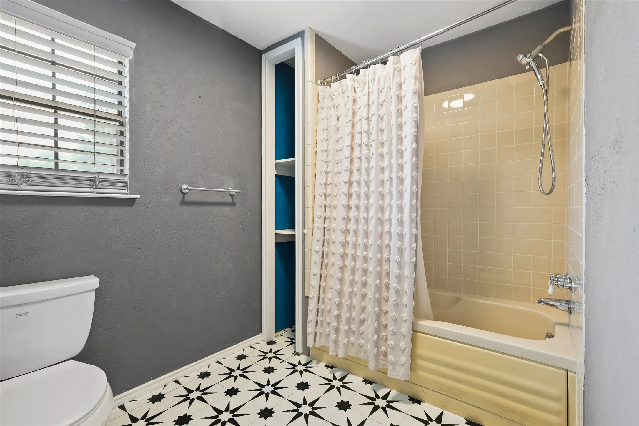 Single Family Residence For Sale in Dallas County , 204 E Avenue D, Garland, Texas 75040, 2 Bedroom, 3 Bathroom, Garage spaces, 2,184 Sqft, built in 1950, mls#21283908, Real Estate Agent in Garland, Homes For Sale in Dallas county, Homes For Sale in Garland, Realtor in Garland Texas, Real Estate Brokerage Independent Realty Texas, Luminita Cordes Realtor