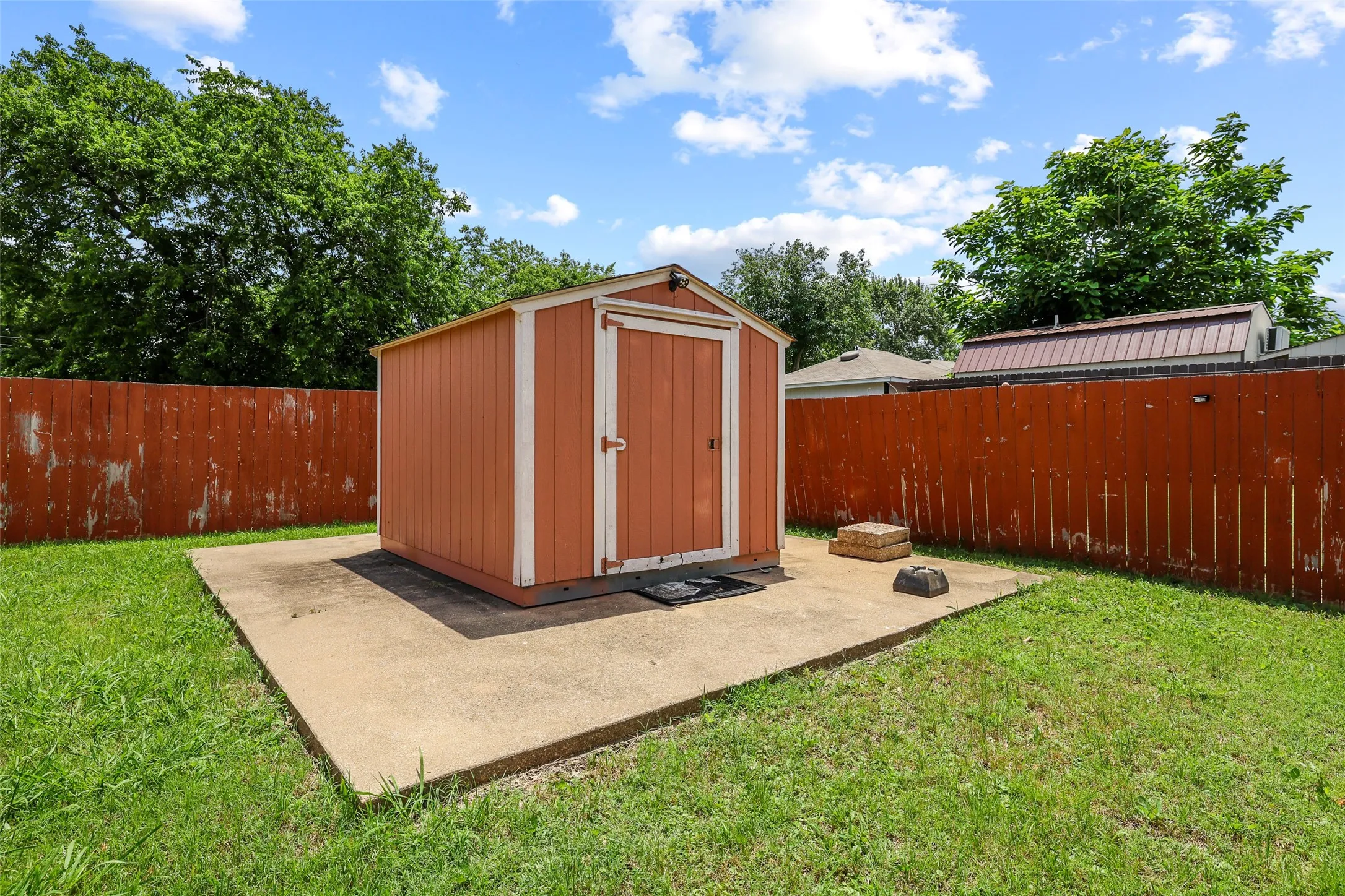 Single Family Residence For Sale in Dallas County , 204 E Avenue D, Garland, Texas 75040, 2 Bedroom, 3 Bathroom, Garage spaces, 2,184 Sqft, built in 1950, mls#21283908, Real Estate Agent in Garland, Homes For Sale in Dallas county, Homes For Sale in Garland, Realtor in Garland Texas, Real Estate Brokerage Independent Realty Texas, Luminita Cordes Realtor
