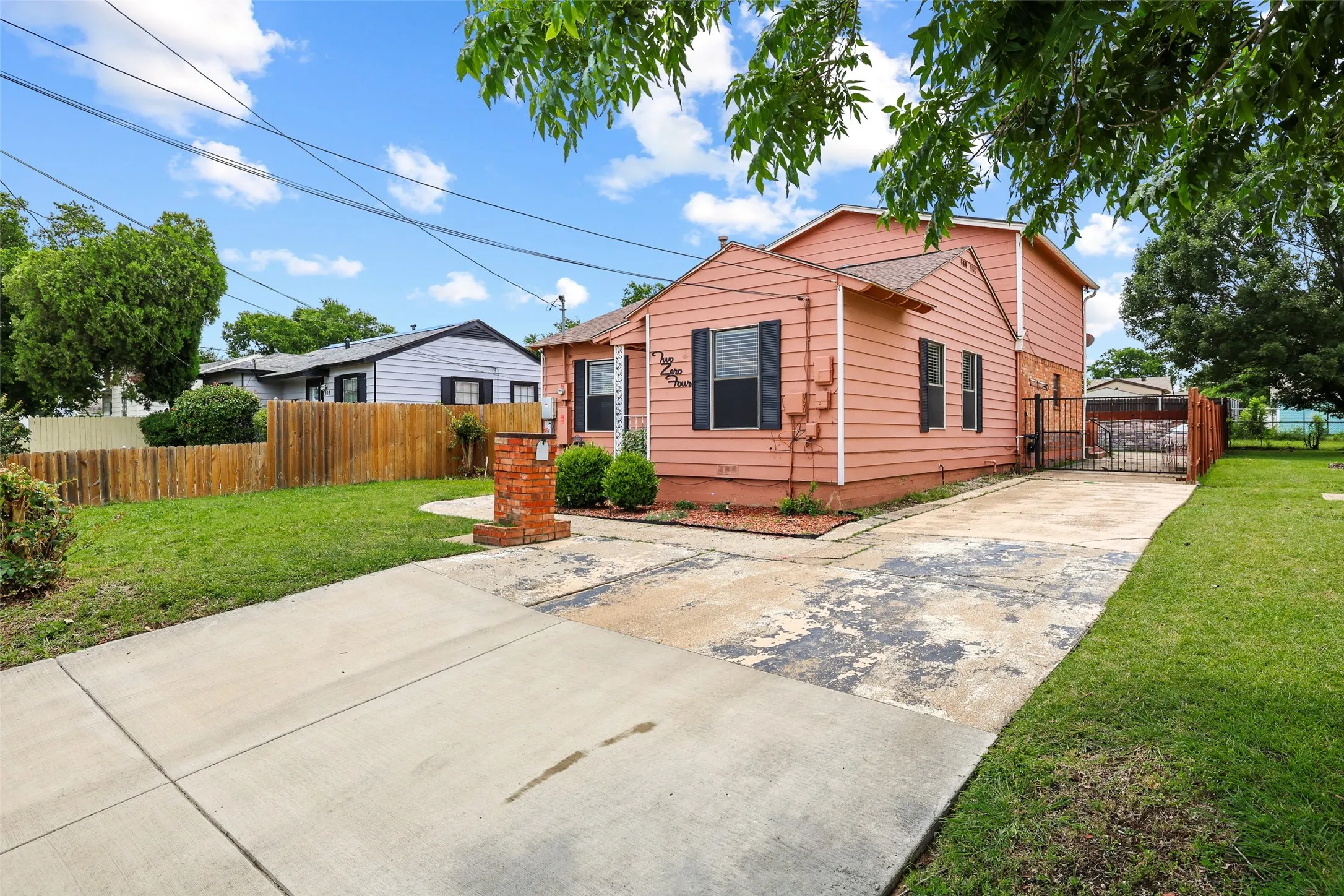 Single Family Residence For Sale in Dallas County , 204 E Avenue D, Garland, Texas 75040, 2 Bedroom, 3 Bathroom, Garage spaces, 2,184 Sqft, built in 1950, mls#21283908, Real Estate Agent in Garland, Homes For Sale in Dallas county, Homes For Sale in Garland, Realtor in Garland Texas, Real Estate Brokerage Independent Realty Texas, Luminita Cordes Realtor
