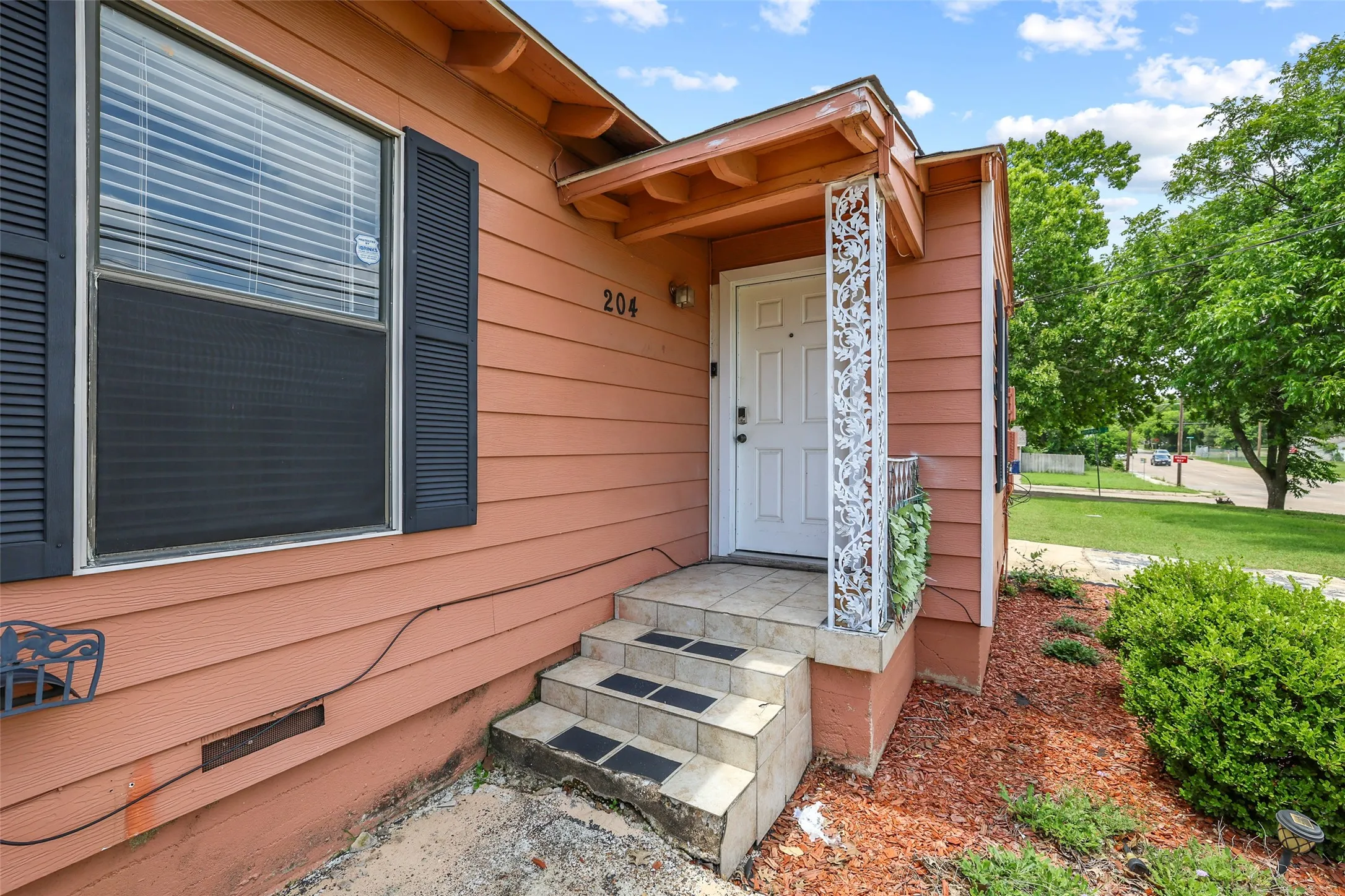 Single Family Residence For Sale in Dallas County , 204 E Avenue D, Garland, Texas 75040, 2 Bedroom, 3 Bathroom, Garage spaces, 2,184 Sqft, built in 1950, mls#21283908, Real Estate Agent in Garland, Homes For Sale in Dallas county, Homes For Sale in Garland, Realtor in Garland Texas, Real Estate Brokerage Independent Realty Texas, Luminita Cordes Realtor