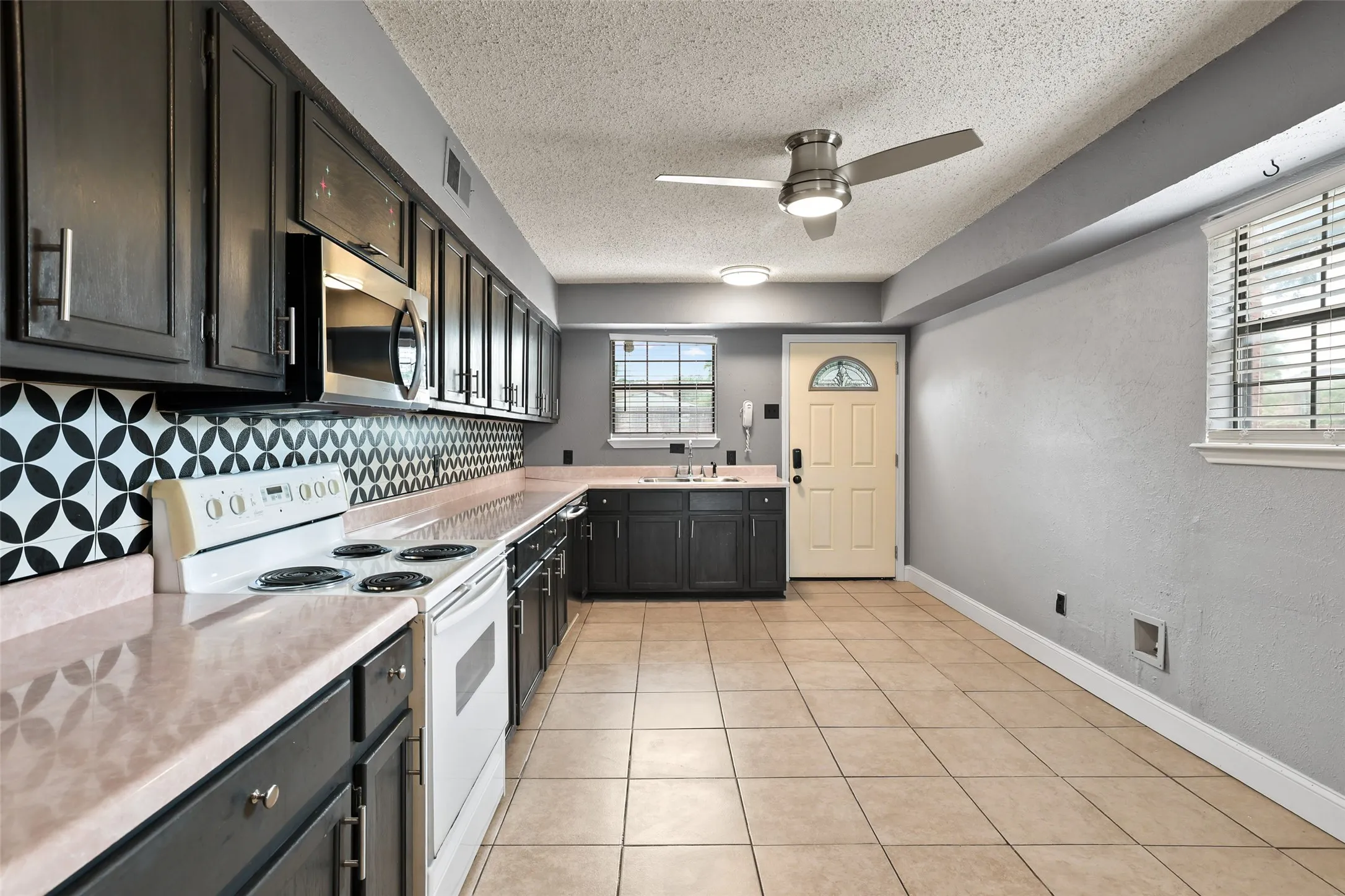 Single Family Residence For Sale in Dallas County , 204 E Avenue D, Garland, Texas 75040, 2 Bedroom, 3 Bathroom, Garage spaces, 2,184 Sqft, built in 1950, mls#21283908, Real Estate Agent in Garland, Homes For Sale in Dallas county, Homes For Sale in Garland, Realtor in Garland Texas, Real Estate Brokerage Independent Realty Texas, Luminita Cordes Realtor