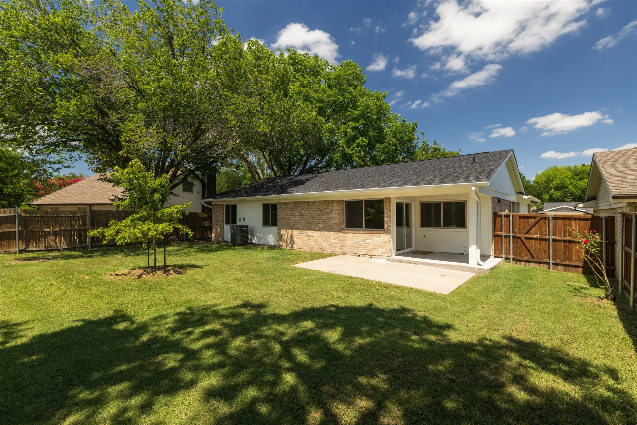 Single Family Residence For Sale in Denton County , 112 Village Drive, Lewisville, Texas 75067, 3 Bedroom, 2 Bathroom, 2 Garage spaces, 1,500 Sqft, built in 1970, mls#21285616, Real Estate Agent in Lewisville, Homes For Sale in Denton county, Homes For Sale in Lewisville, Realtor in Lewisville Texas, Real Estate Brokerage Independent Realty Texas, Luminita Cordes Realtor