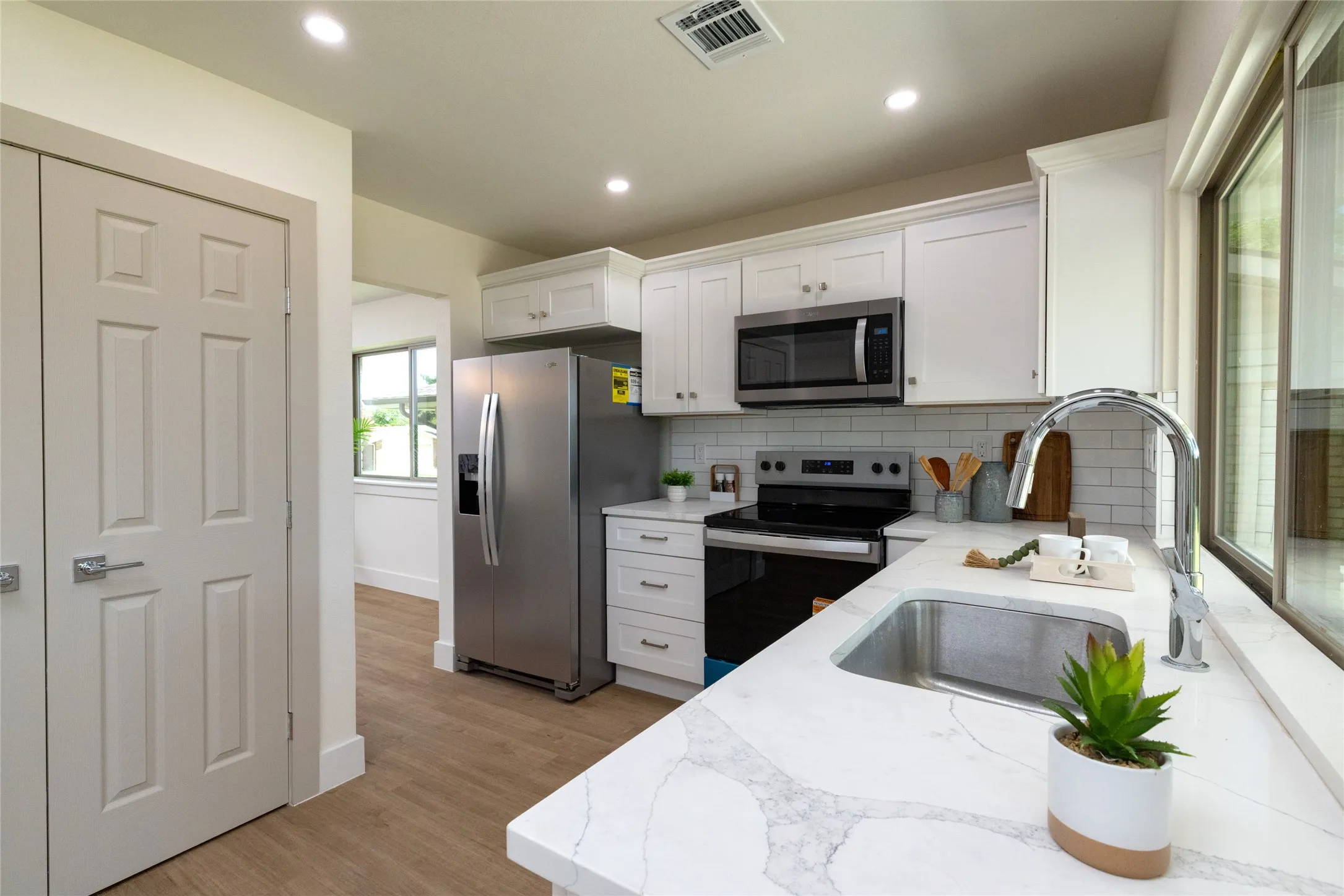 Single Family Residence For Sale in Denton County , 112 Village Drive, Lewisville, Texas 75067, 3 Bedroom, 2 Bathroom, 2 Garage spaces, 1,500 Sqft, built in 1970, mls#21285616, Real Estate Agent in Lewisville, Homes For Sale in Denton county, Homes For Sale in Lewisville, Realtor in Lewisville Texas, Real Estate Brokerage Independent Realty Texas, Luminita Cordes Realtor
