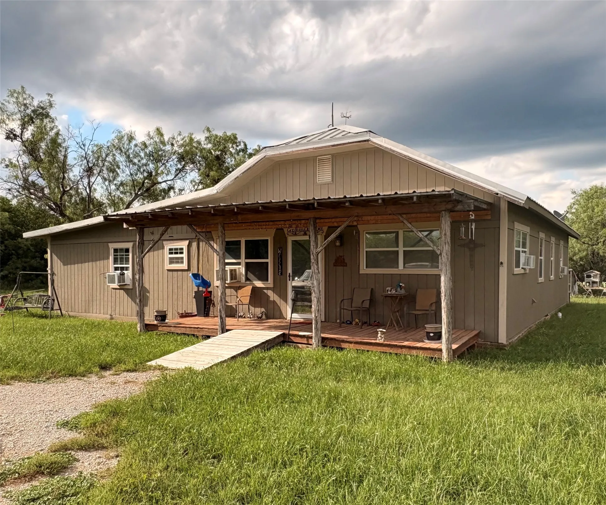 Single Family Residence For Sale in Eastland County , 1117 N Tiffin Road, Ranger, Texas 76470, 3 Bedroom, 2 Bathroom, Garage spaces, 1,860 Sqft, built in 1930, mls#21285850, Real Estate Agent in Ranger, Homes For Sale in Eastland county, Homes For Sale in Ranger, Realtor in Ranger Texas, Real Estate Brokerage Independent Realty Texas, Luminita Cordes Realtor