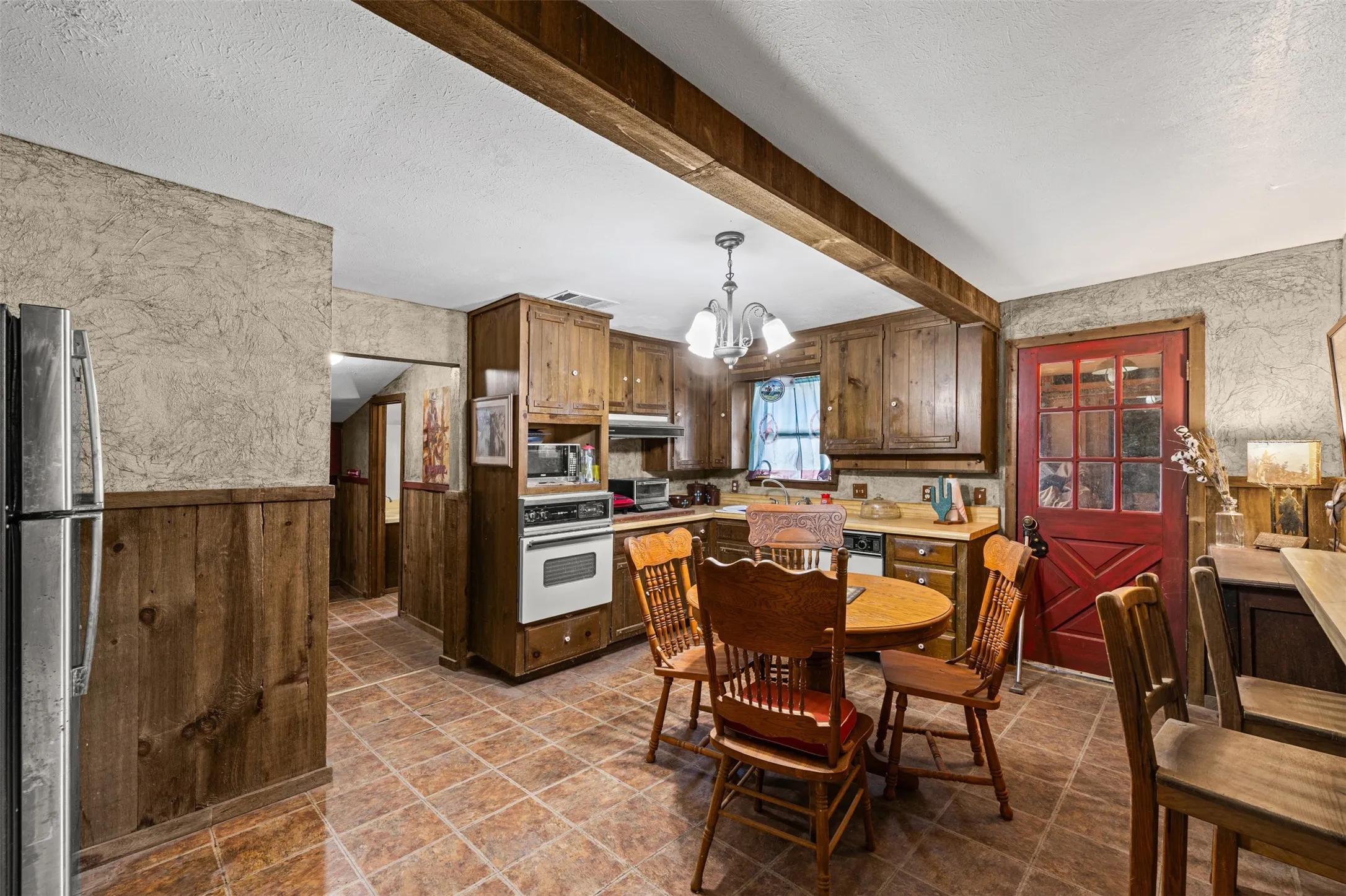 Single Family Residence For Sale in Johnson County , 8401 Fm 2738, Burleson, Texas 76028, 3 Bedroom, 2 Bathroom, 2 Garage spaces, 1,922 Sqft, built in 1985, mls#21285493, Real Estate Agent in Burleson, Homes For Sale in Johnson county, Homes For Sale in Burleson, Realtor in Burleson Texas, Real Estate Brokerage Independent Realty Texas, Luminita Cordes Realtor