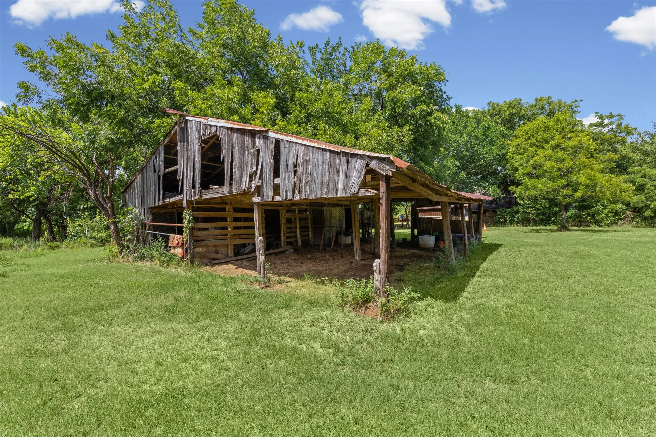 Single Family Residence For Sale in Johnson County , 8401 Fm 2738, Burleson, Texas 76028, 3 Bedroom, 2 Bathroom, 2 Garage spaces, 1,922 Sqft, built in 1985, mls#21285493, Real Estate Agent in Burleson, Homes For Sale in Johnson county, Homes For Sale in Burleson, Realtor in Burleson Texas, Real Estate Brokerage Independent Realty Texas, Luminita Cordes Realtor