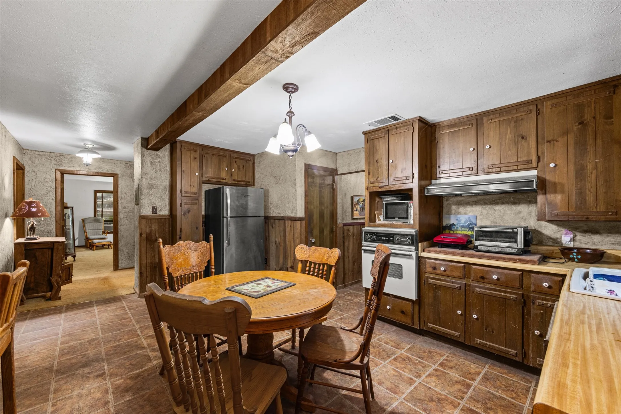 Single Family Residence For Sale in Johnson County , 8401 Fm 2738, Burleson, Texas 76028, 3 Bedroom, 2 Bathroom, 2 Garage spaces, 1,922 Sqft, built in 1985, mls#21285493, Real Estate Agent in Burleson, Homes For Sale in Johnson county, Homes For Sale in Burleson, Realtor in Burleson Texas, Real Estate Brokerage Independent Realty Texas, Luminita Cordes Realtor