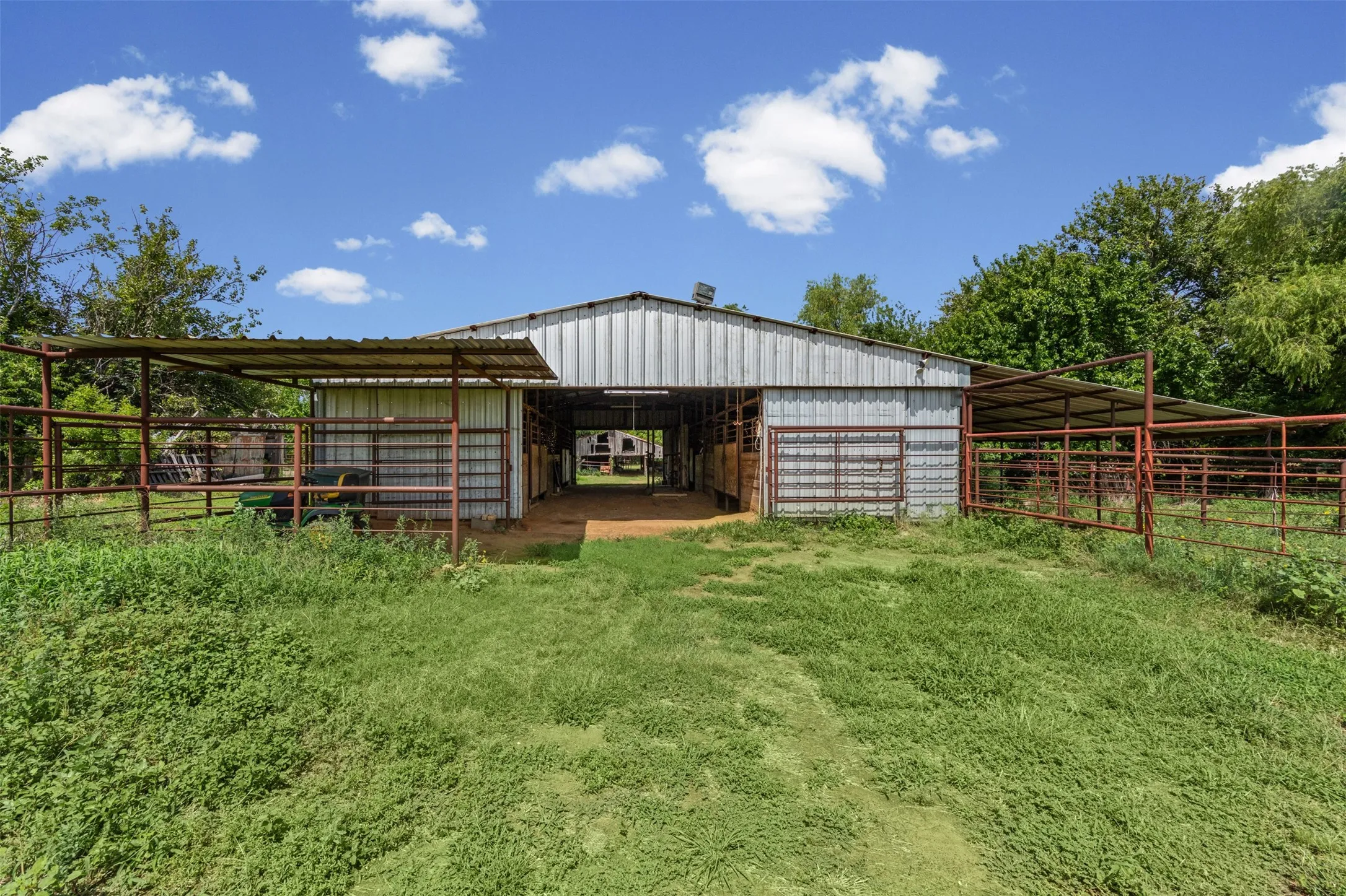 Single Family Residence For Sale in Johnson County , 8401 Fm 2738, Burleson, Texas 76028, 3 Bedroom, 2 Bathroom, 2 Garage spaces, 1,922 Sqft, built in 1985, mls#21285493, Real Estate Agent in Burleson, Homes For Sale in Johnson county, Homes For Sale in Burleson, Realtor in Burleson Texas, Real Estate Brokerage Independent Realty Texas, Luminita Cordes Realtor