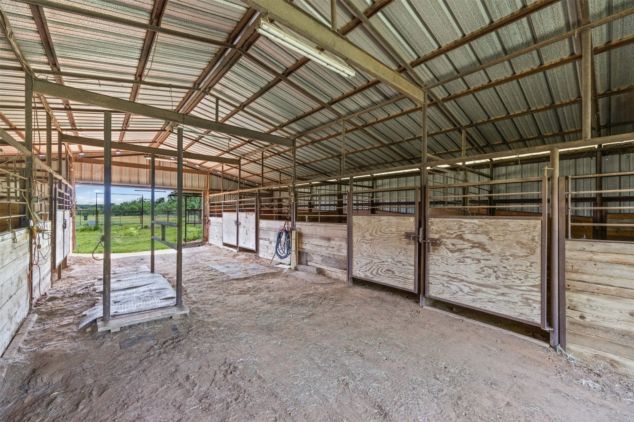 Single Family Residence For Sale in Johnson County , 8401 Fm 2738, Burleson, Texas 76028, 3 Bedroom, 2 Bathroom, 2 Garage spaces, 1,922 Sqft, built in 1985, mls#21285493, Real Estate Agent in Burleson, Homes For Sale in Johnson county, Homes For Sale in Burleson, Realtor in Burleson Texas, Real Estate Brokerage Independent Realty Texas, Luminita Cordes Realtor