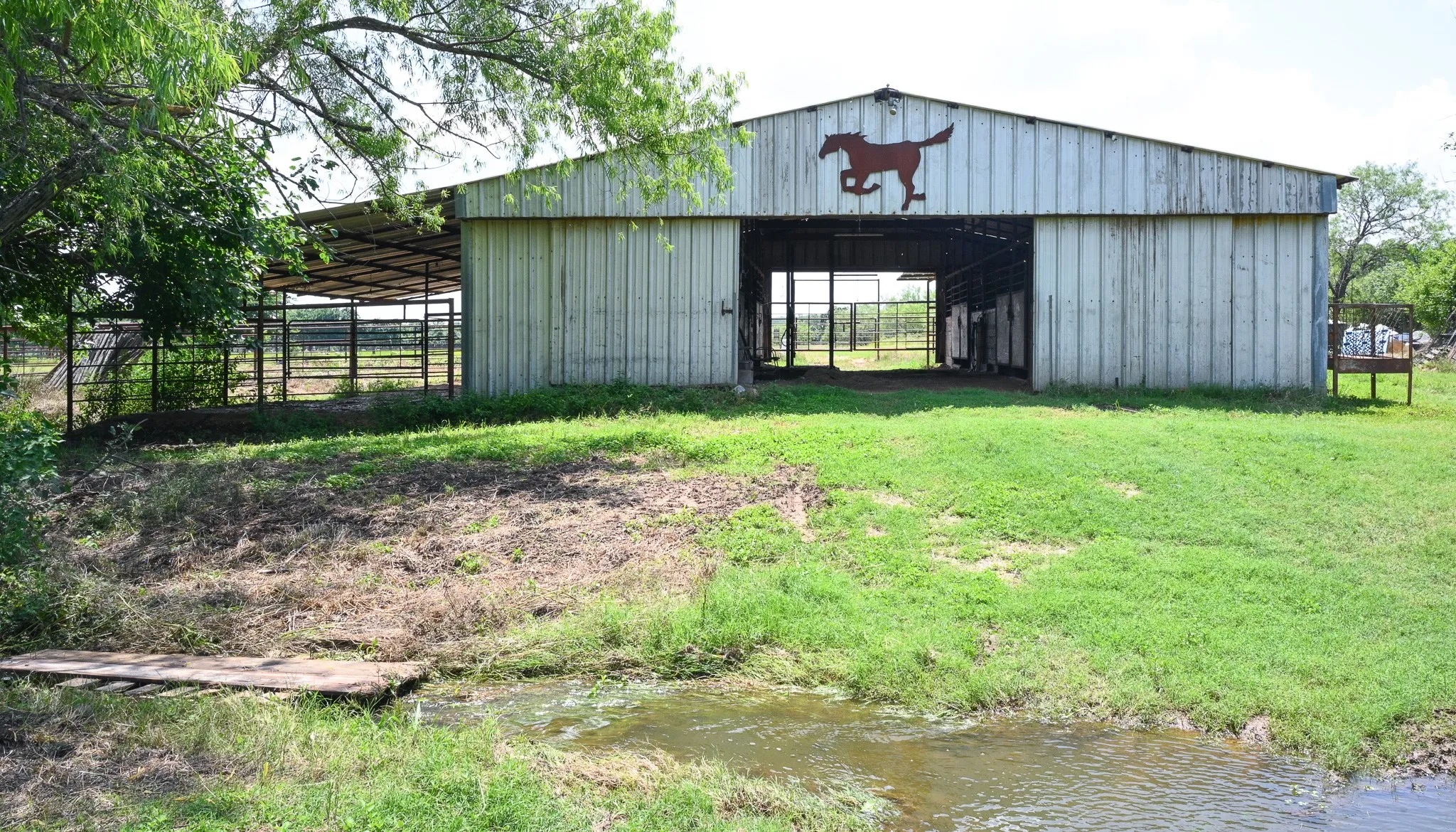 Single Family Residence For Sale in Johnson County , 8401 Fm 2738, Burleson, Texas 76028, 3 Bedroom, 2 Bathroom, 2 Garage spaces, 1,922 Sqft, built in 1985, mls#21285493, Real Estate Agent in Burleson, Homes For Sale in Johnson county, Homes For Sale in Burleson, Realtor in Burleson Texas, Real Estate Brokerage Independent Realty Texas, Luminita Cordes Realtor