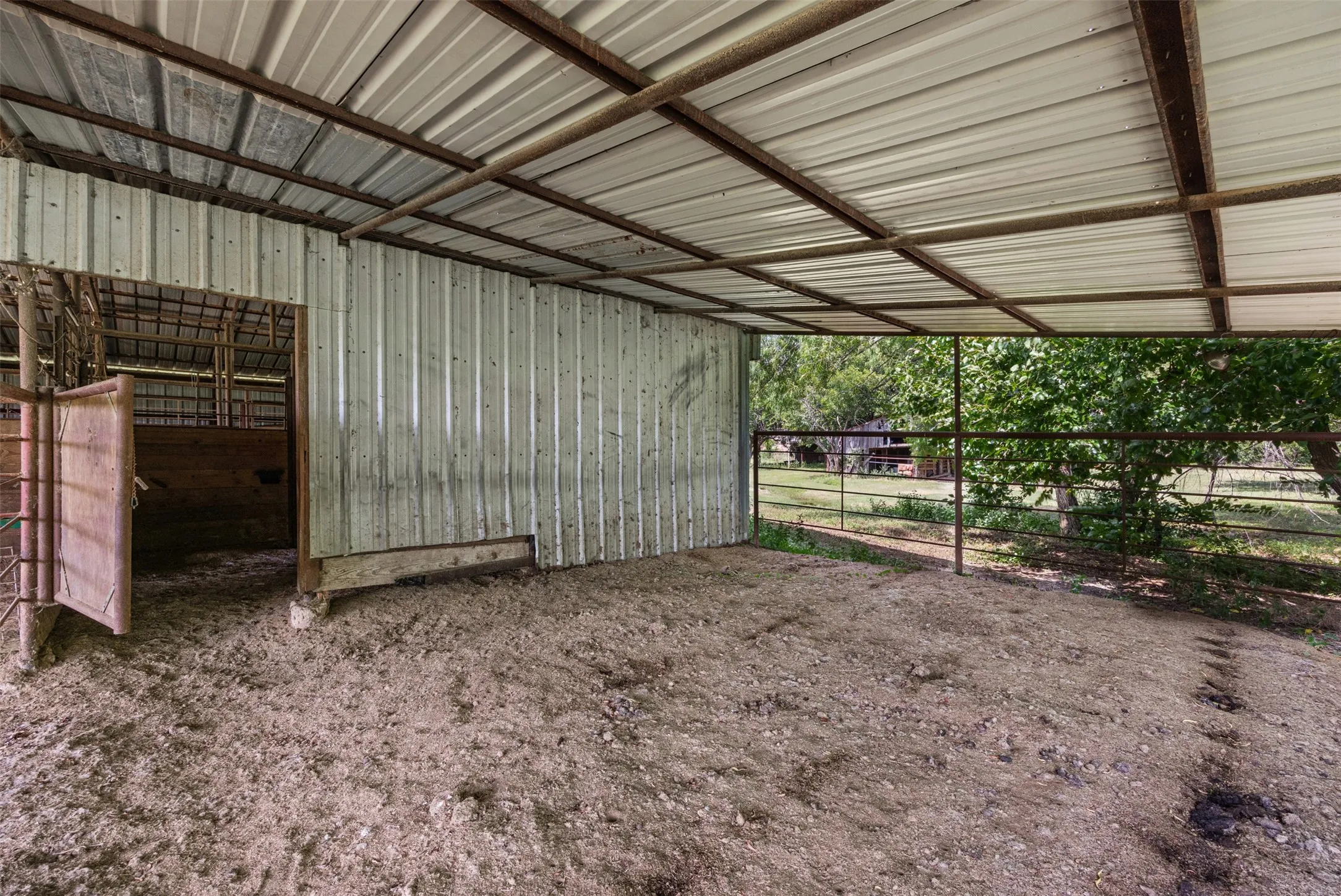 Single Family Residence For Sale in Johnson County , 8401 Fm 2738, Burleson, Texas 76028, 3 Bedroom, 2 Bathroom, 2 Garage spaces, 1,922 Sqft, built in 1985, mls#21285493, Real Estate Agent in Burleson, Homes For Sale in Johnson county, Homes For Sale in Burleson, Realtor in Burleson Texas, Real Estate Brokerage Independent Realty Texas, Luminita Cordes Realtor