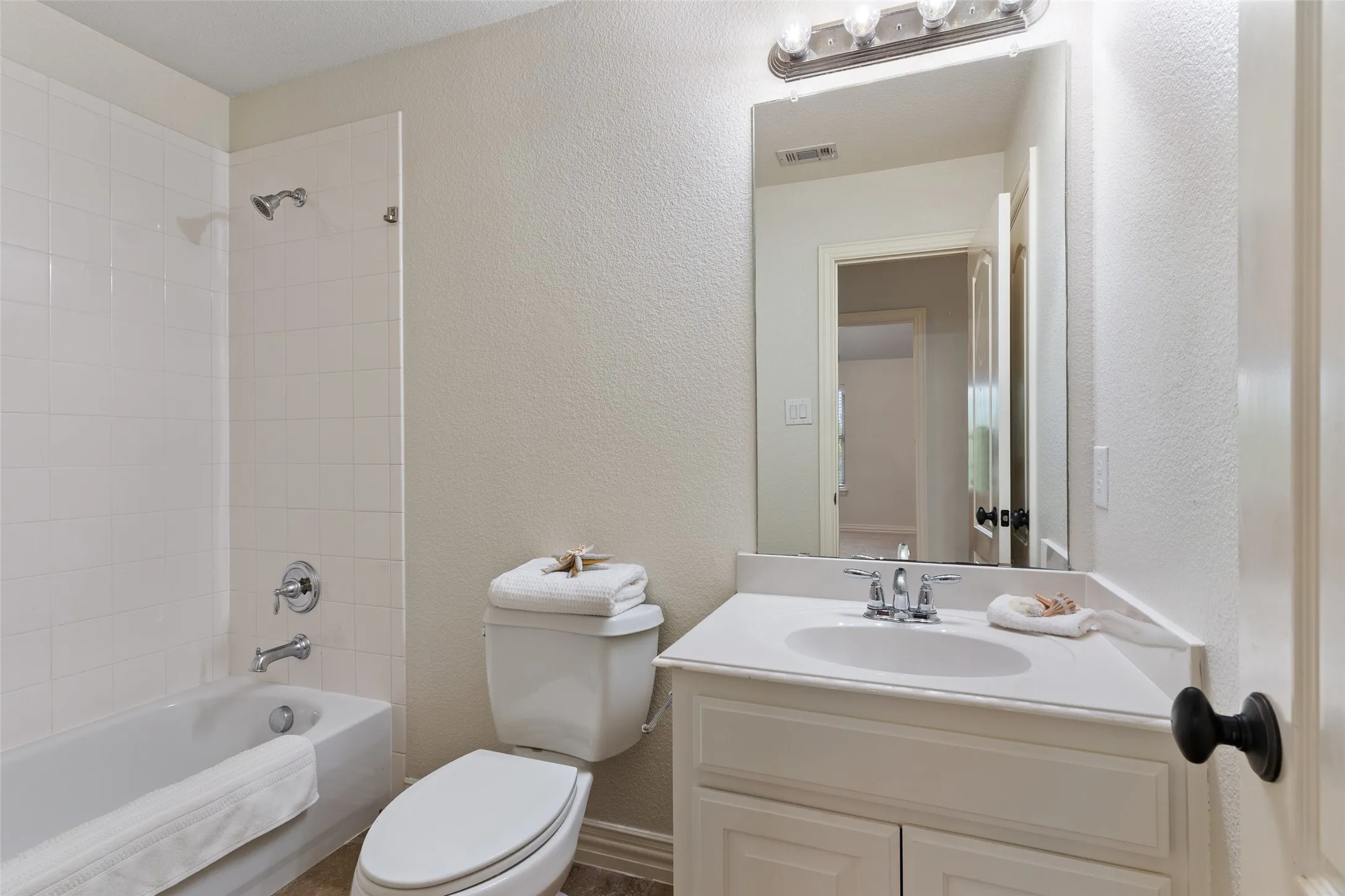 Full bath upstairs
