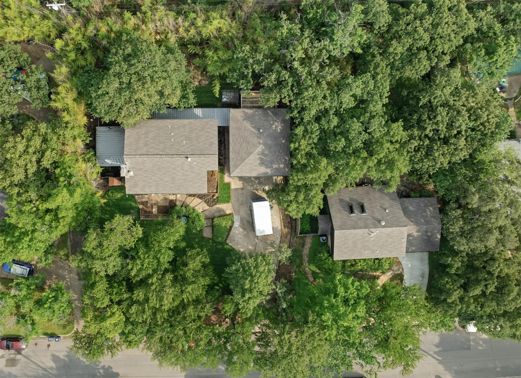 Single Family Residence For Sale in Denton County , 2002 Emerson Lane, Denton, Texas 76209, 4 Bedroom, 4 Bathroom, 2 Garage spaces, 2,732 Sqft, built in 1975, mls#21283872, Real Estate Agent in Denton, Homes For Sale in Denton county, Homes For Sale in Denton, Realtor in Denton Texas, Real Estate Brokerage Independent Realty Texas, Luminita Cordes Realtor