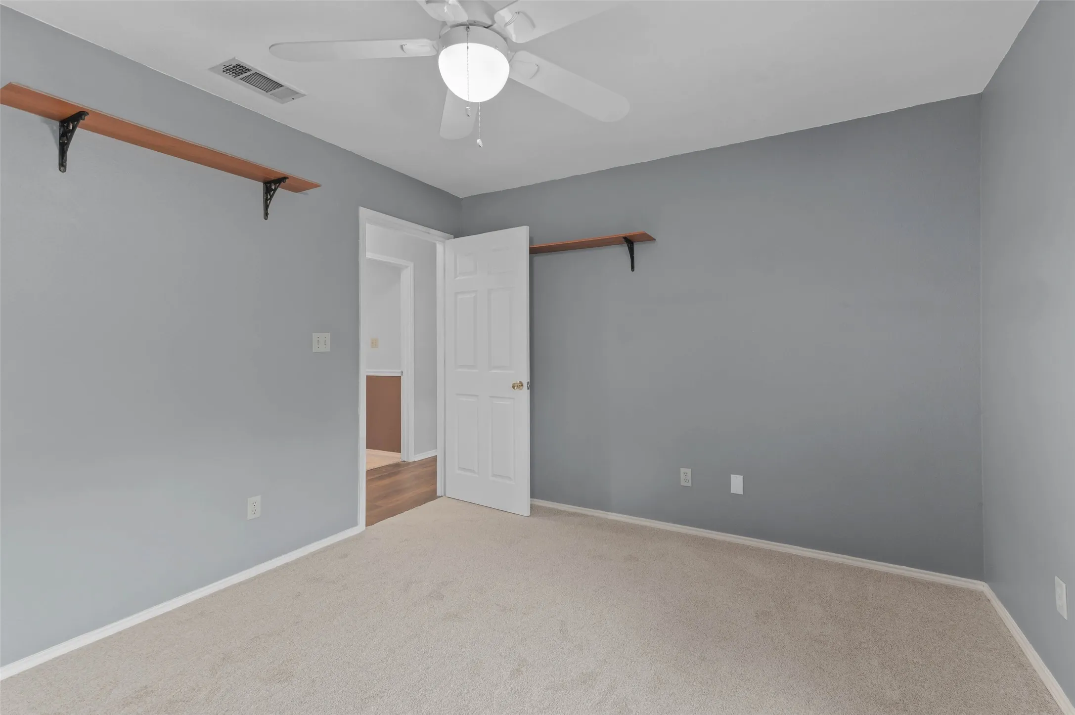 Single Family Residence For Sale in Denton County , 2002 Emerson Lane, Denton, Texas 76209, 4 Bedroom, 4 Bathroom, 2 Garage spaces, 2,732 Sqft, built in 1975, mls#21283872, Real Estate Agent in Denton, Homes For Sale in Denton county, Homes For Sale in Denton, Realtor in Denton Texas, Real Estate Brokerage Independent Realty Texas, Luminita Cordes Realtor