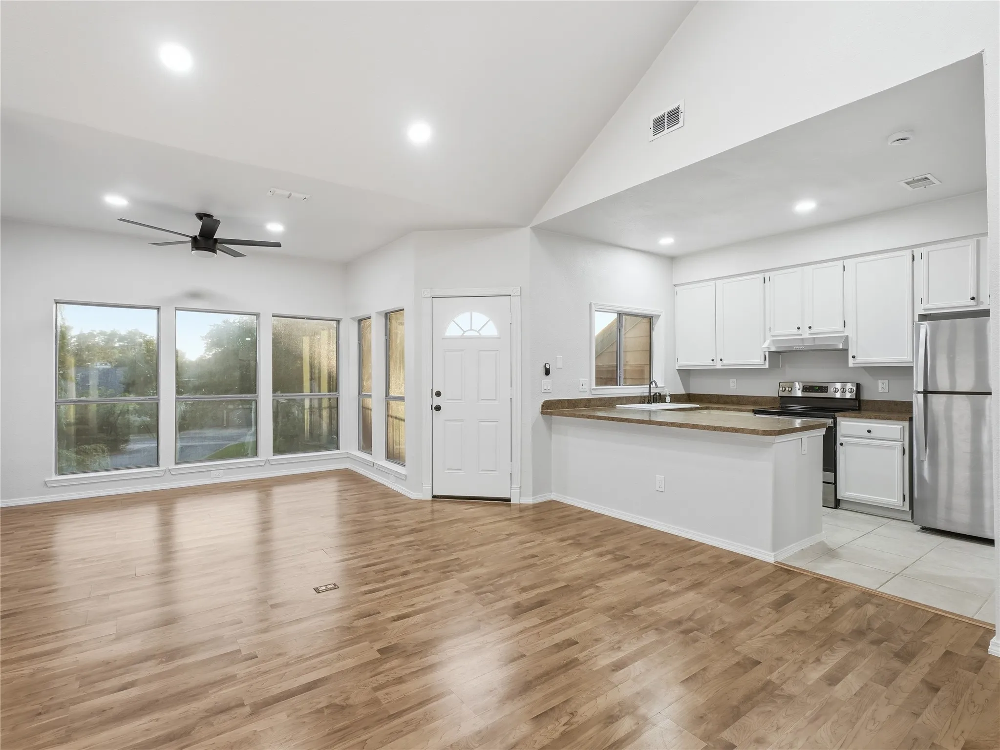 Condominium For Sale in Grayson County , 119 Summer View, Pottsboro, Texas 75076, 2 Bedroom, 3 Bathroom, 1 Garage spaces, 1,211 Sqft, built in 1984, mls#21285869, Real Estate Agent in Pottsboro, Homes For Sale in Grayson county, Homes For Sale in Pottsboro, Realtor in Pottsboro Texas, Real Estate Brokerage Independent Realty Texas, Luminita Cordes Realtor