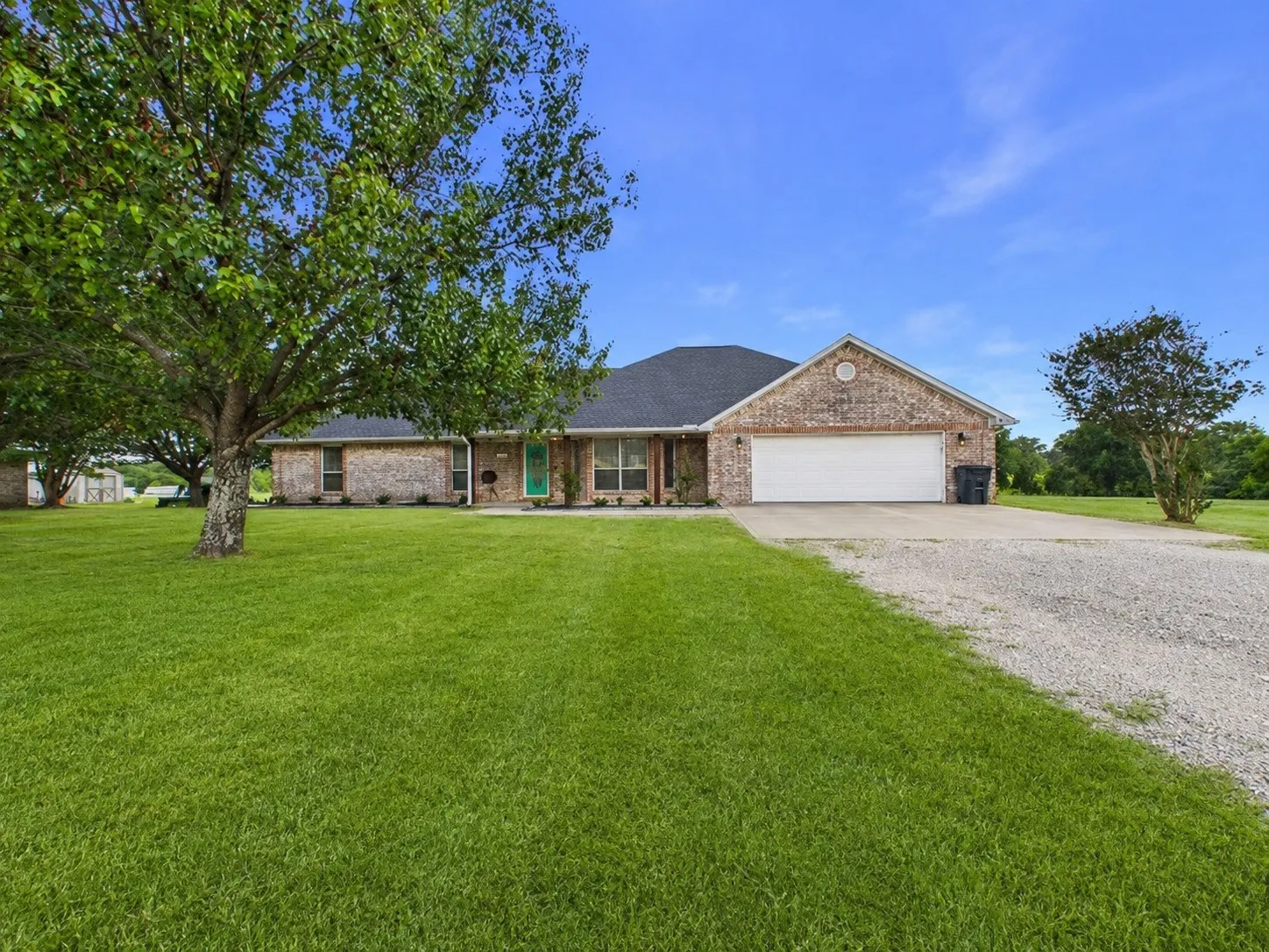 Single Family Residence For Sale in Henderson County , 6554 State Highway 198, Mabank, Texas 75156, 3 Bedroom, 2 Bathroom, 2 Garage spaces, 2,744 Sqft, built in 2001, mls#21285052, Real Estate Agent in Mabank, Homes For Sale in Henderson county, Homes For Sale in Mabank, Realtor in Mabank Texas, Real Estate Brokerage Independent Realty Texas, Luminita Cordes Realtor