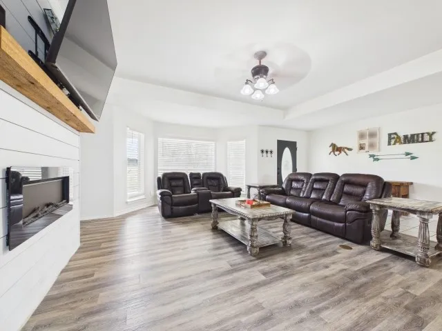 Single Family Residence For Sale in Henderson County , 6554 State Highway 198, Mabank, Texas 75156, 3 Bedroom, 2 Bathroom, 2 Garage spaces, 2,744 Sqft, built in 2001, mls#21285052, Real Estate Agent in Mabank, Homes For Sale in Henderson county, Homes For Sale in Mabank, Realtor in Mabank Texas, Real Estate Brokerage Independent Realty Texas, Luminita Cordes Realtor