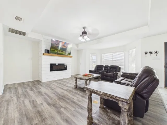 Single Family Residence For Sale in Henderson County , 6554 State Highway 198, Mabank, Texas 75156, 3 Bedroom, 2 Bathroom, 2 Garage spaces, 2,744 Sqft, built in 2001, mls#21285052, Real Estate Agent in Mabank, Homes For Sale in Henderson county, Homes For Sale in Mabank, Realtor in Mabank Texas, Real Estate Brokerage Independent Realty Texas, Luminita Cordes Realtor
