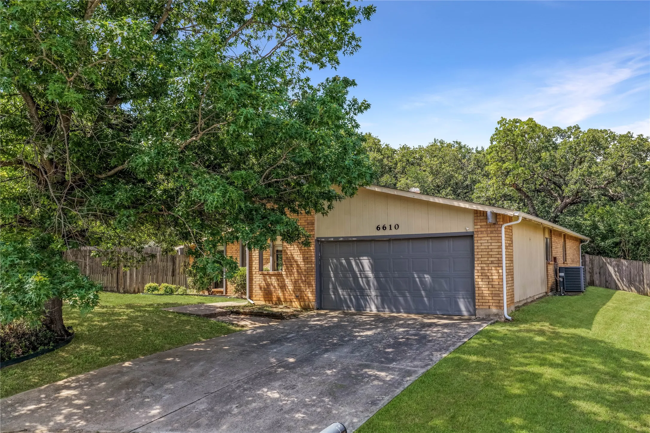 Single Family Residence For Sale in Tarrant County , 6610 High Country Trail, Arlington, Texas 76016, 3 Bedroom, 2 Bathroom, 2 Garage spaces, 1,911 Sqft, built in 1979, mls#21285888, Real Estate Agent in Arlington, Homes For Sale in Tarrant county, Homes For Sale in Arlington, Realtor in Arlington Texas, Real Estate Brokerage Independent Realty Texas, Luminita Cordes Realtor