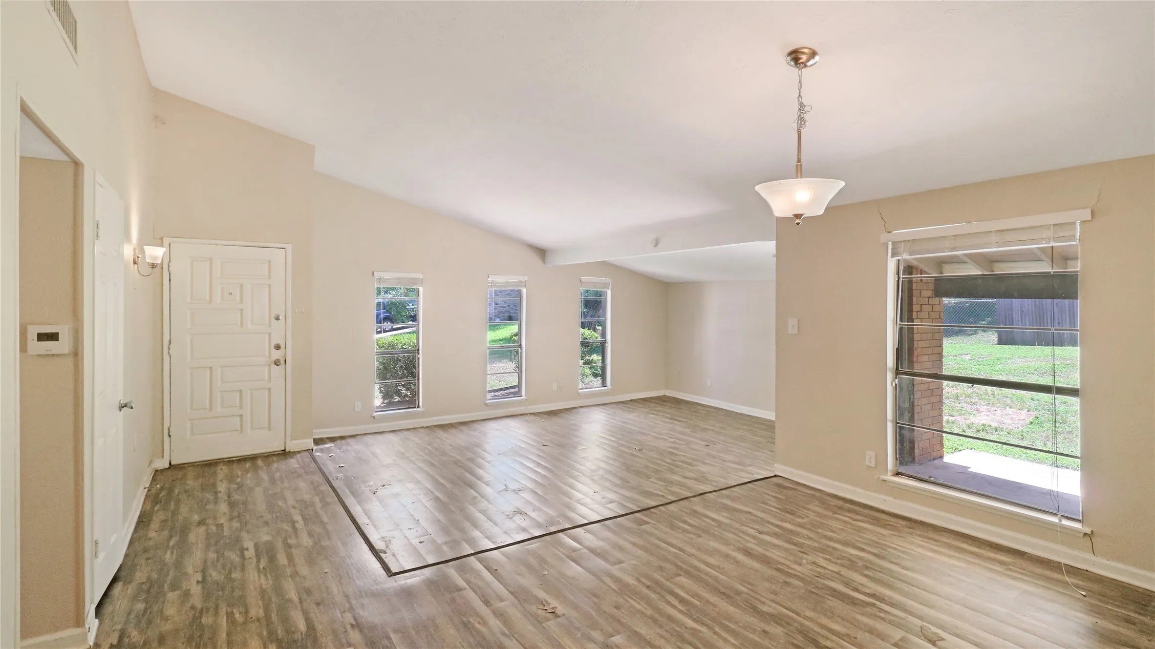 Single Family Residence For Sale in Tarrant County , 6610 High Country Trail, Arlington, Texas 76016, 3 Bedroom, 2 Bathroom, 2 Garage spaces, 1,911 Sqft, built in 1979, mls#21285888, Real Estate Agent in Arlington, Homes For Sale in Tarrant county, Homes For Sale in Arlington, Realtor in Arlington Texas, Real Estate Brokerage Independent Realty Texas, Luminita Cordes Realtor
