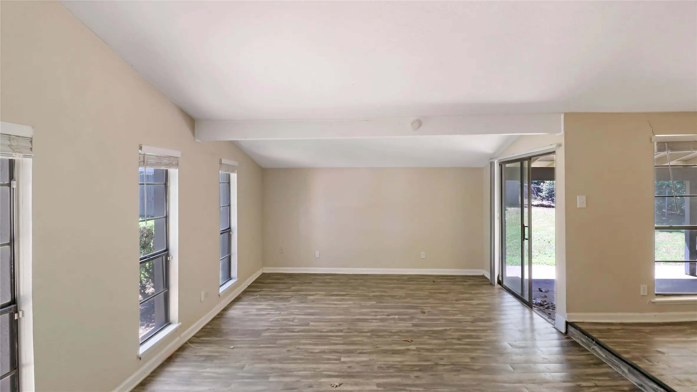 Single Family Residence For Sale in Tarrant County , 6610 High Country Trail, Arlington, Texas 76016, 3 Bedroom, 2 Bathroom, 2 Garage spaces, 1,911 Sqft, built in 1979, mls#21285888, Real Estate Agent in Arlington, Homes For Sale in Tarrant county, Homes For Sale in Arlington, Realtor in Arlington Texas, Real Estate Brokerage Independent Realty Texas, Luminita Cordes Realtor