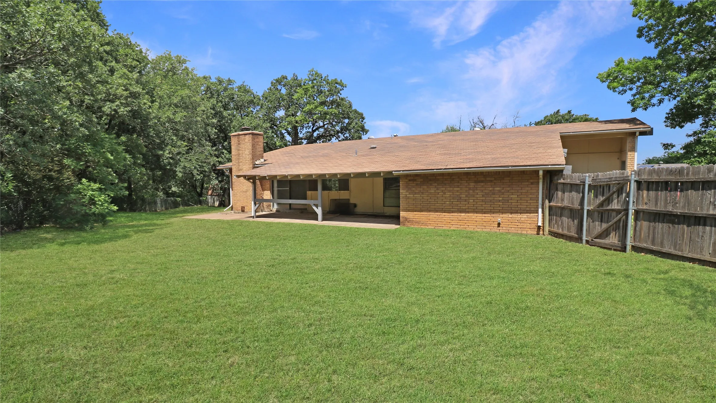 Single Family Residence For Sale in Tarrant County , 6610 High Country Trail, Arlington, Texas 76016, 3 Bedroom, 2 Bathroom, 2 Garage spaces, 1,911 Sqft, built in 1979, mls#21285888, Real Estate Agent in Arlington, Homes For Sale in Tarrant county, Homes For Sale in Arlington, Realtor in Arlington Texas, Real Estate Brokerage Independent Realty Texas, Luminita Cordes Realtor
