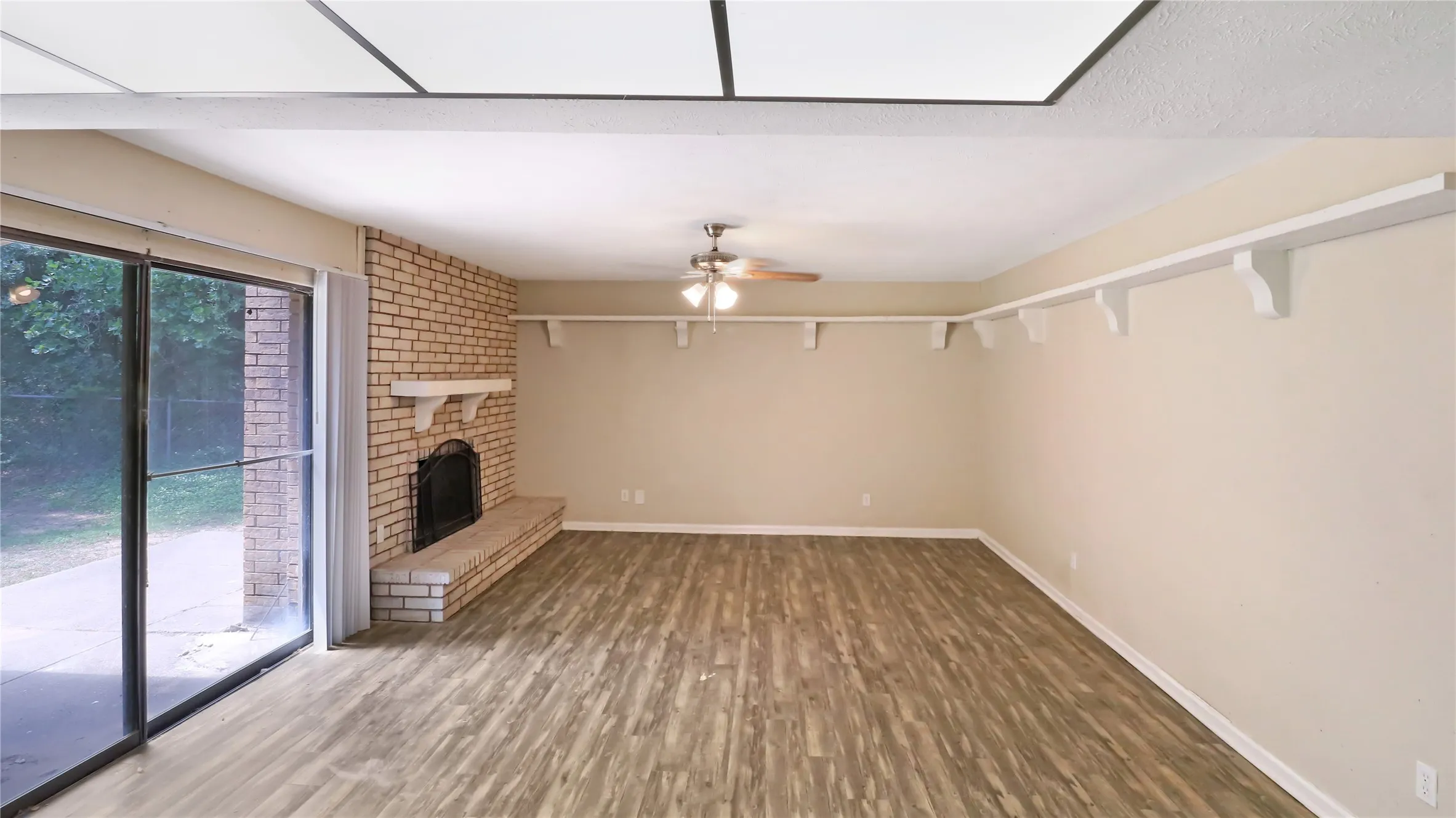 Single Family Residence For Sale in Tarrant County , 6610 High Country Trail, Arlington, Texas 76016, 3 Bedroom, 2 Bathroom, 2 Garage spaces, 1,911 Sqft, built in 1979, mls#21285888, Real Estate Agent in Arlington, Homes For Sale in Tarrant county, Homes For Sale in Arlington, Realtor in Arlington Texas, Real Estate Brokerage Independent Realty Texas, Luminita Cordes Realtor