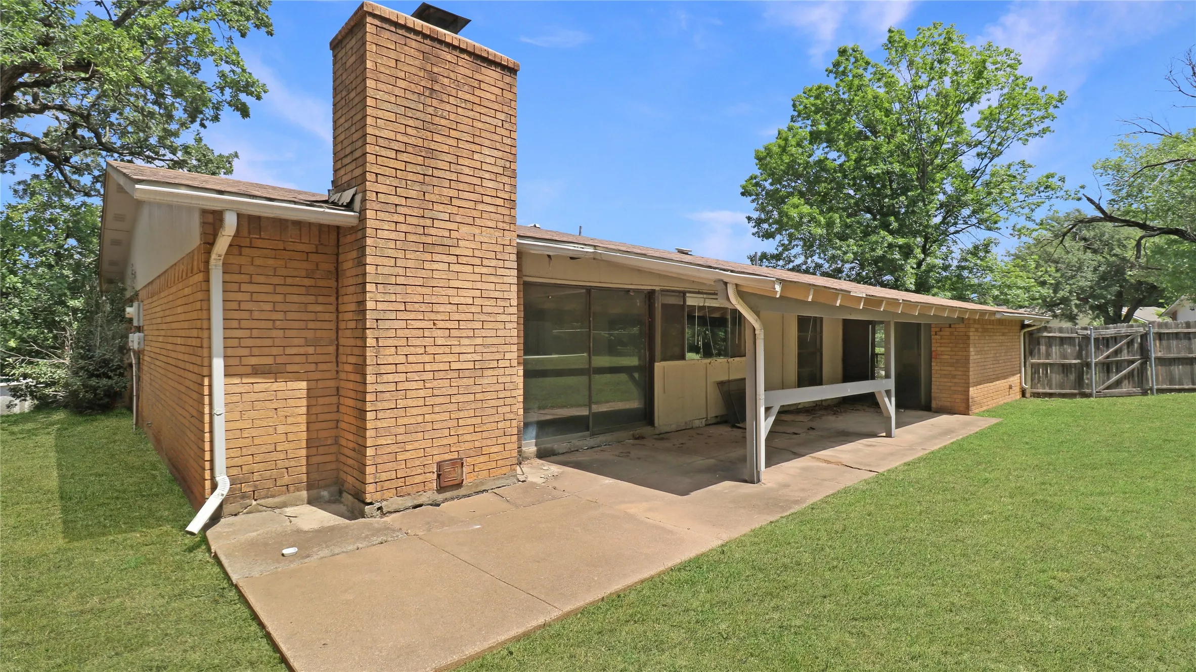 Single Family Residence For Sale in Tarrant County , 6610 High Country Trail, Arlington, Texas 76016, 3 Bedroom, 2 Bathroom, 2 Garage spaces, 1,911 Sqft, built in 1979, mls#21285888, Real Estate Agent in Arlington, Homes For Sale in Tarrant county, Homes For Sale in Arlington, Realtor in Arlington Texas, Real Estate Brokerage Independent Realty Texas, Luminita Cordes Realtor
