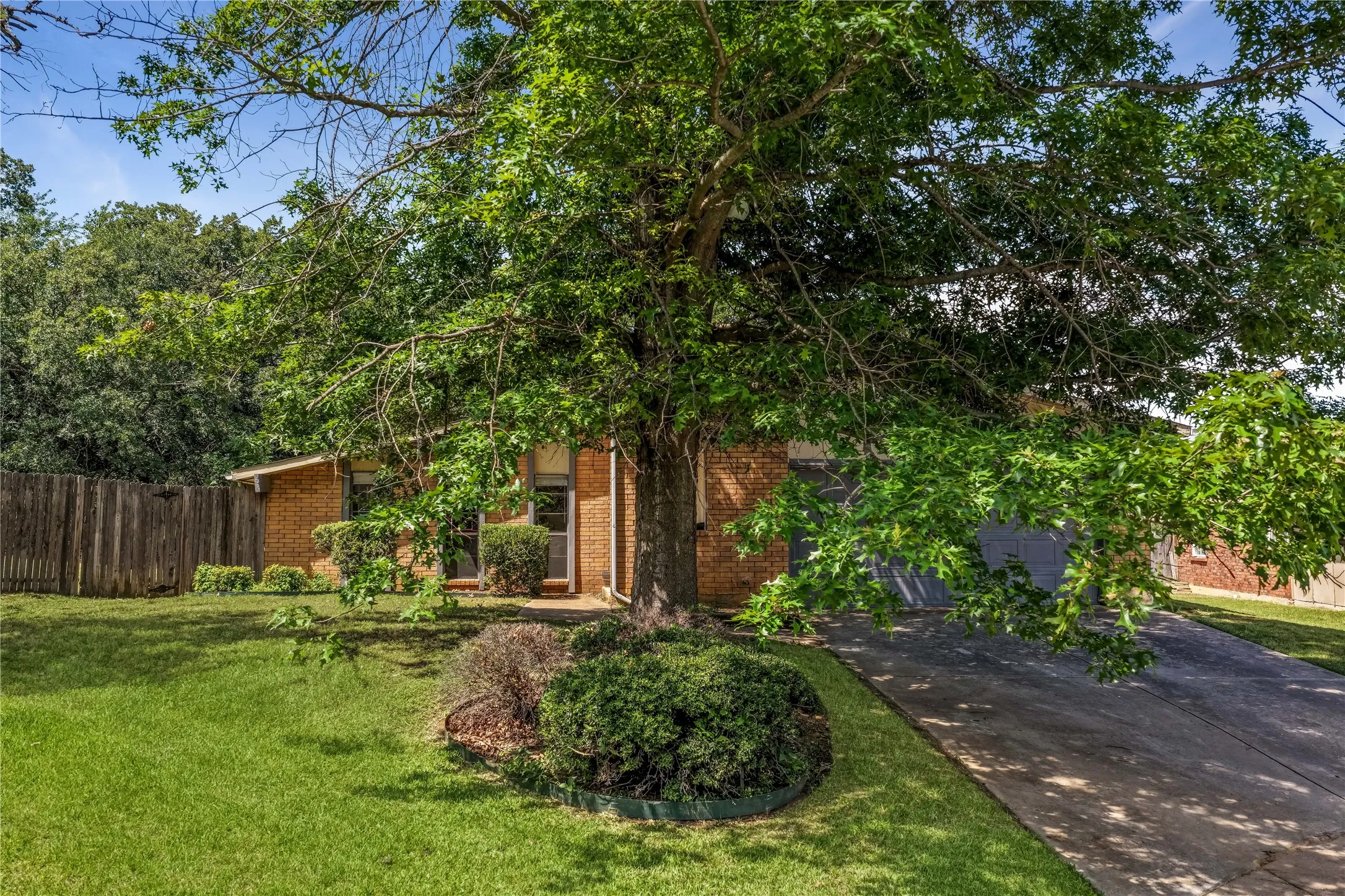 Single Family Residence For Sale in Tarrant County , 6610 High Country Trail, Arlington, Texas 76016, 3 Bedroom, 2 Bathroom, 2 Garage spaces, 1,911 Sqft, built in 1979, mls#21285888, Real Estate Agent in Arlington, Homes For Sale in Tarrant county, Homes For Sale in Arlington, Realtor in Arlington Texas, Real Estate Brokerage Independent Realty Texas, Luminita Cordes Realtor