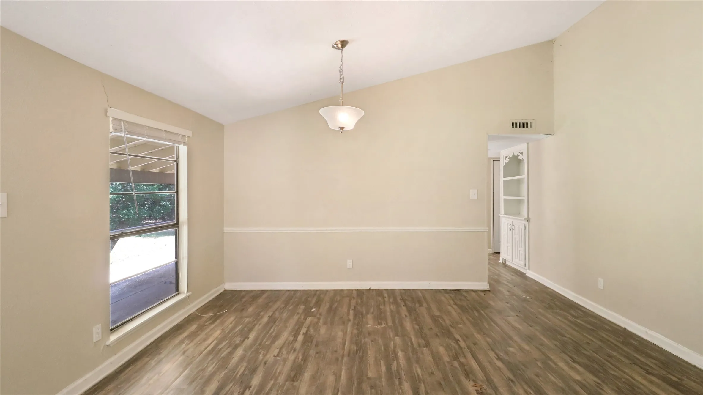 Single Family Residence For Sale in Tarrant County , 6610 High Country Trail, Arlington, Texas 76016, 3 Bedroom, 2 Bathroom, 2 Garage spaces, 1,911 Sqft, built in 1979, mls#21285888, Real Estate Agent in Arlington, Homes For Sale in Tarrant county, Homes For Sale in Arlington, Realtor in Arlington Texas, Real Estate Brokerage Independent Realty Texas, Luminita Cordes Realtor