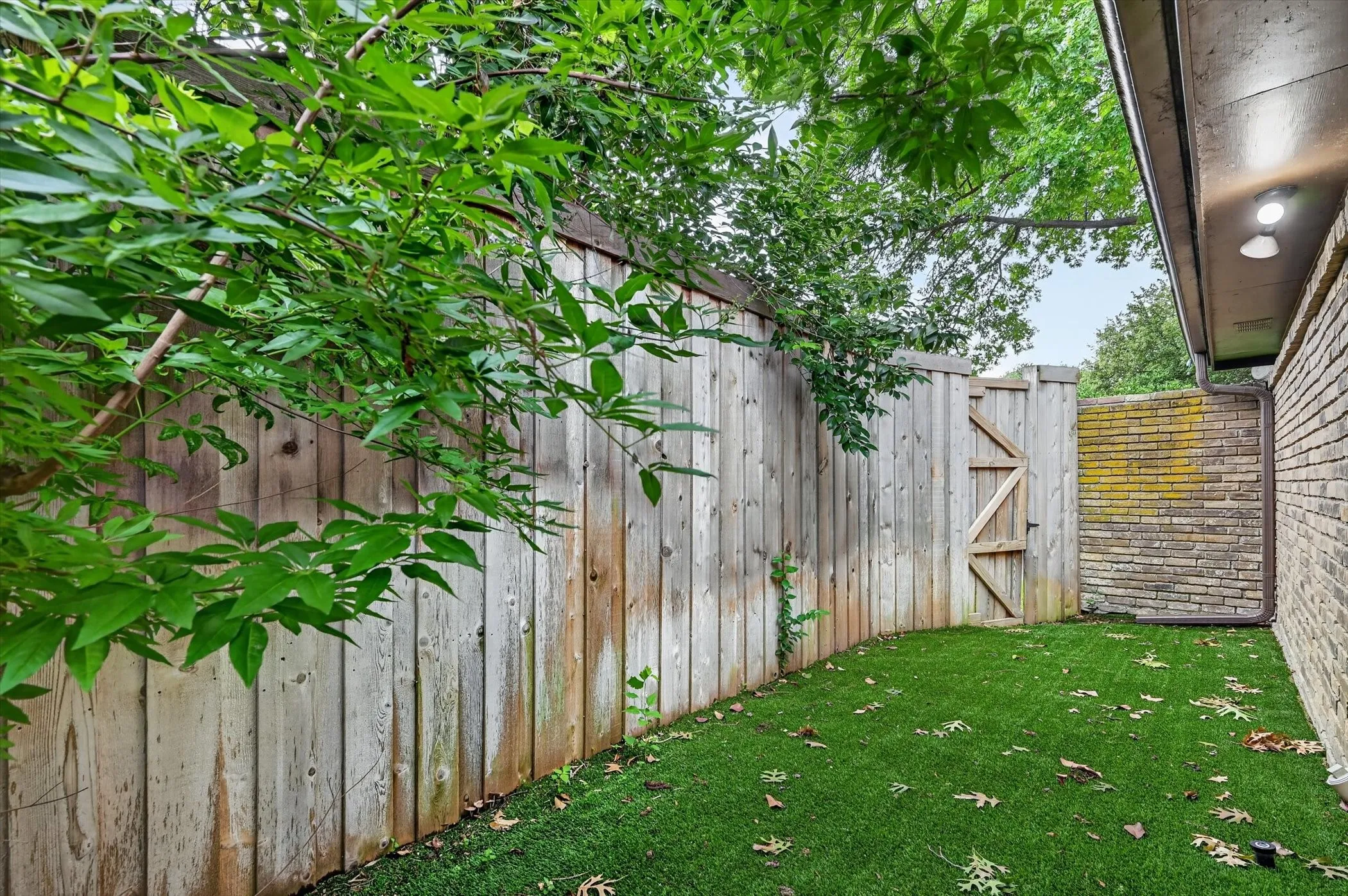 Single Family Residence For Sale in Dallas County , 10015 Chimney Hill Lane, Dallas, Texas 75243, 4 Bedroom, 3 Bathroom, 2 Garage spaces, 2,578 Sqft, built in 1979, mls#21285854, Real Estate Agent in Dallas, Homes For Sale in Dallas county, Homes For Sale in Dallas, Realtor in Dallas Texas, Real Estate Brokerage Independent Realty Texas, Luminita Cordes Realtor