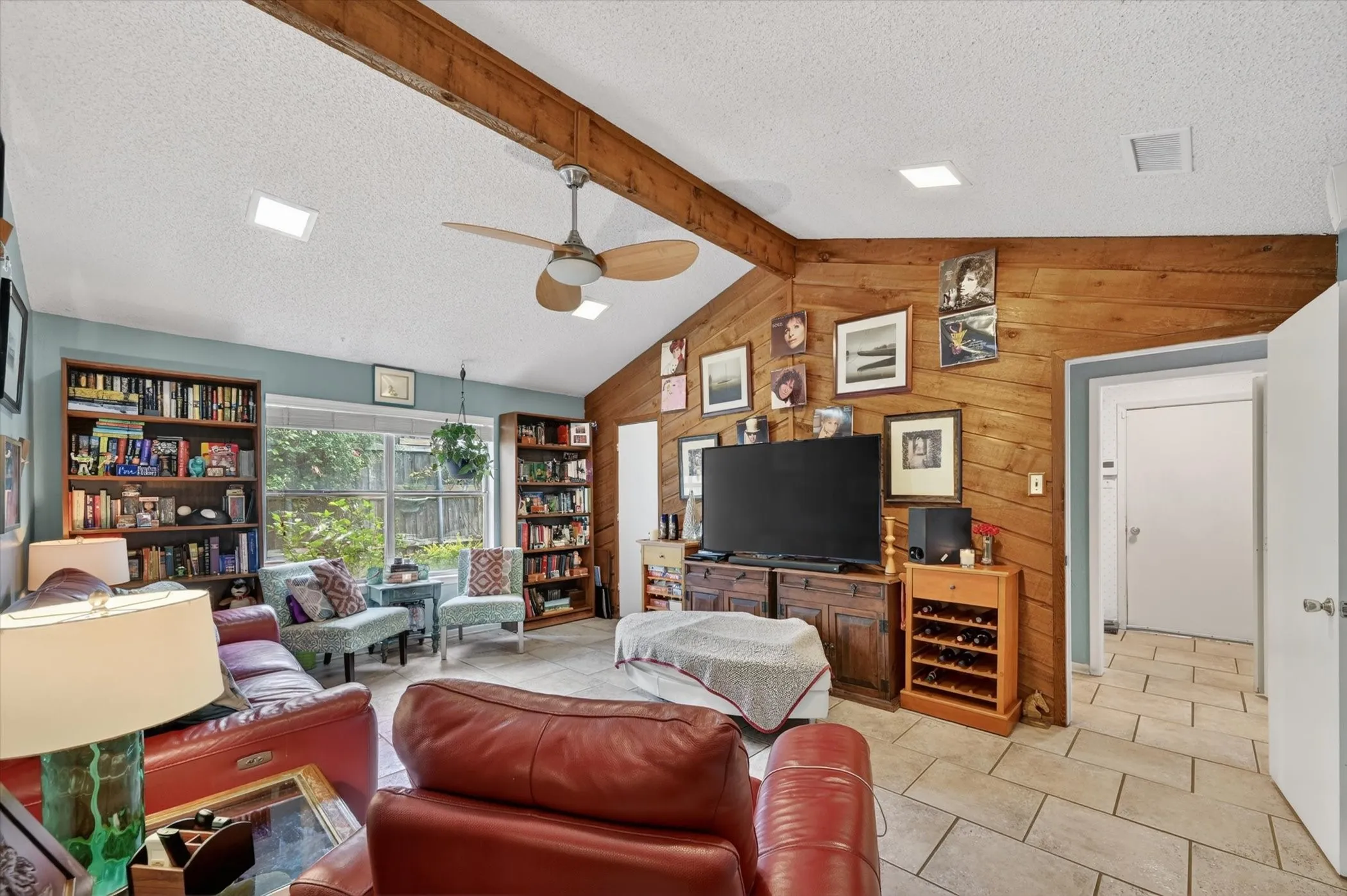 Single Family Residence For Sale in Dallas County , 10015 Chimney Hill Lane, Dallas, Texas 75243, 4 Bedroom, 3 Bathroom, 2 Garage spaces, 2,578 Sqft, built in 1979, mls#21285854, Real Estate Agent in Dallas, Homes For Sale in Dallas county, Homes For Sale in Dallas, Realtor in Dallas Texas, Real Estate Brokerage Independent Realty Texas, Luminita Cordes Realtor