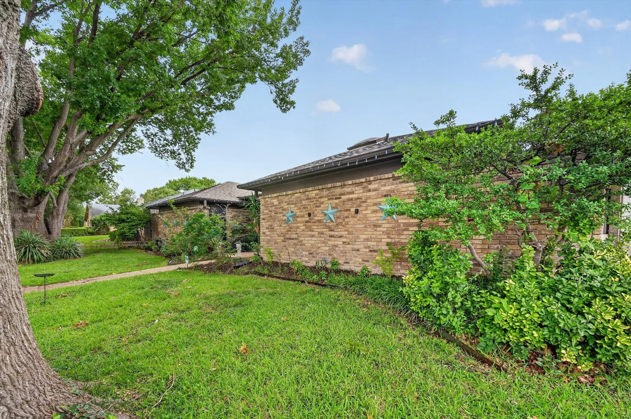 Single Family Residence For Sale in Dallas County , 10015 Chimney Hill Lane, Dallas, Texas 75243, 4 Bedroom, 3 Bathroom, 2 Garage spaces, 2,578 Sqft, built in 1979, mls#21285854, Real Estate Agent in Dallas, Homes For Sale in Dallas county, Homes For Sale in Dallas, Realtor in Dallas Texas, Real Estate Brokerage Independent Realty Texas, Luminita Cordes Realtor
